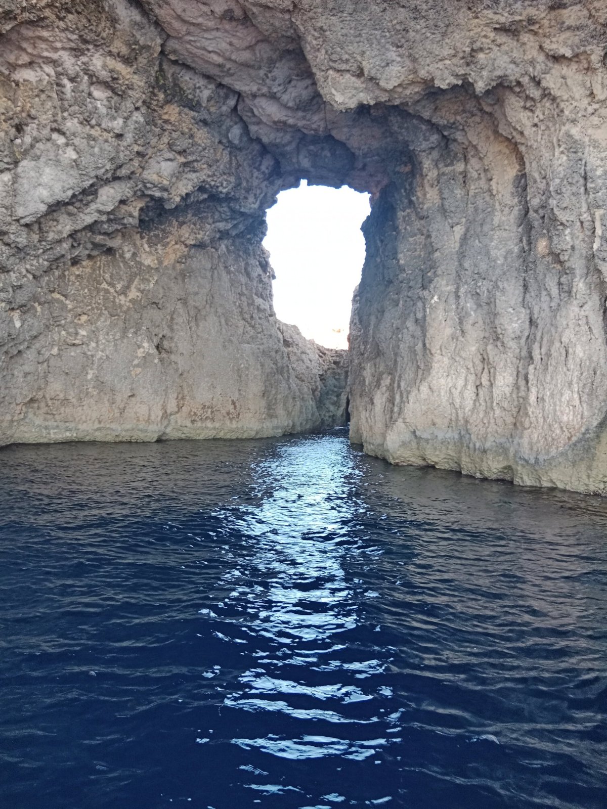 Jeskyně a útesy Comino 