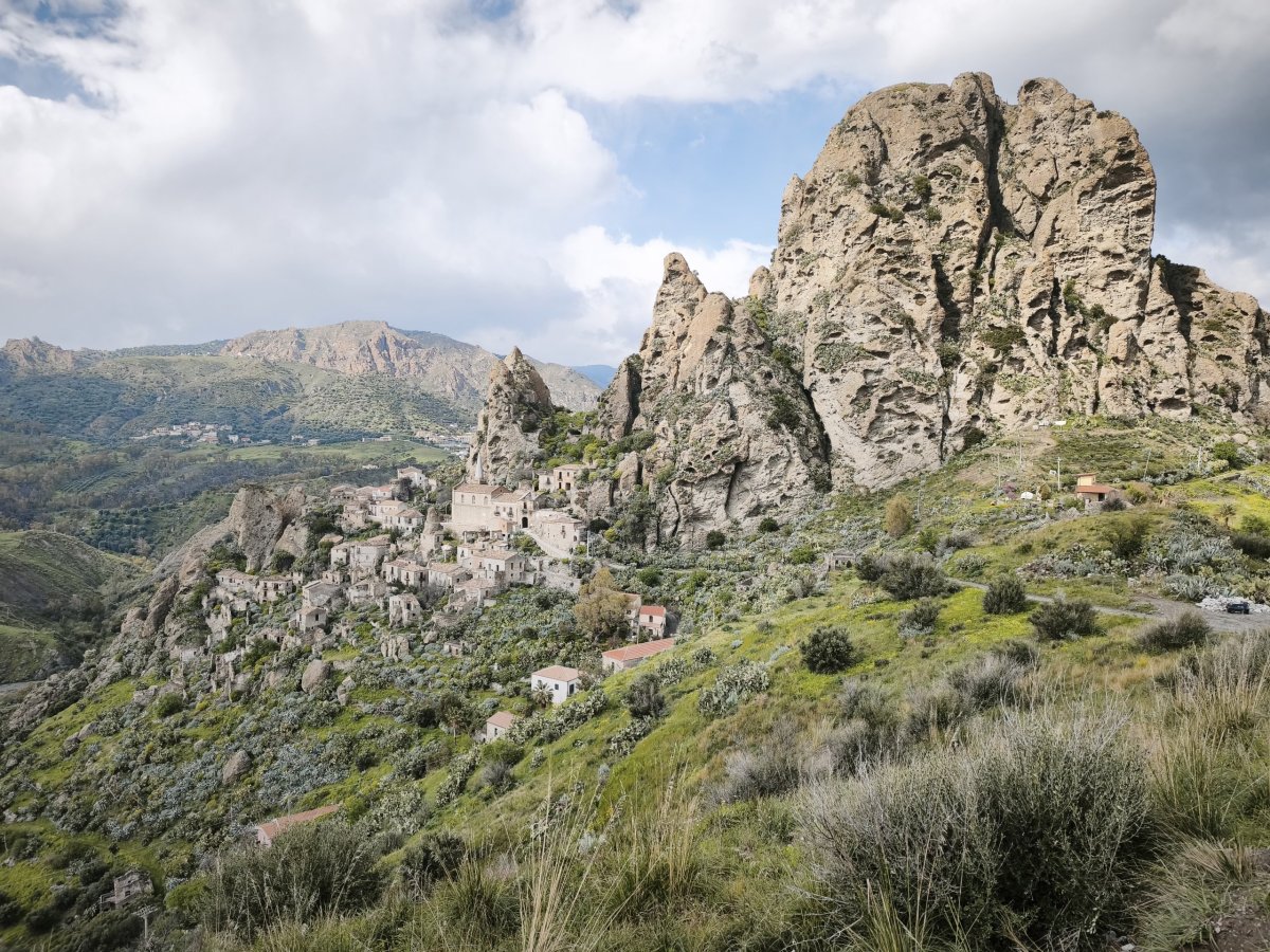 Pentidattilo pohledem od hřbitova