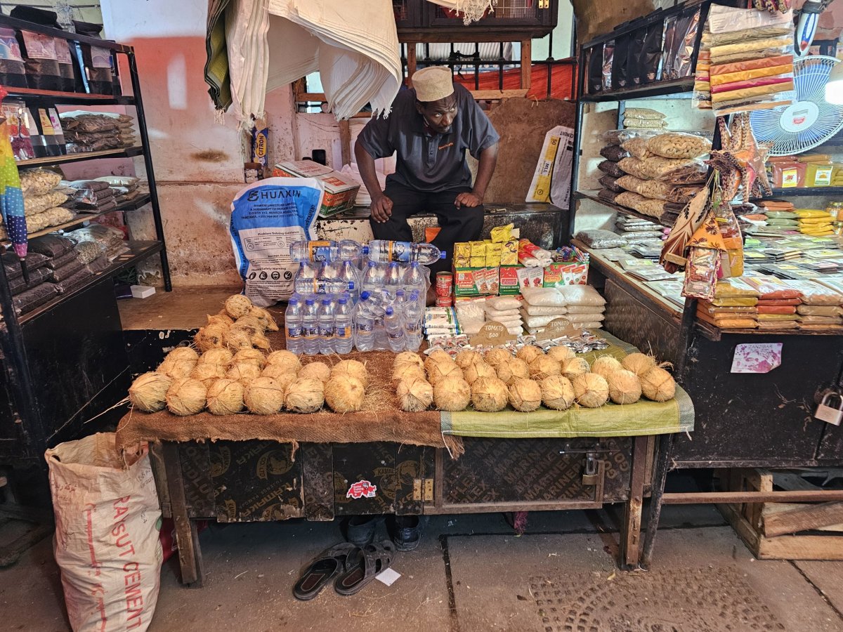Centrální trh, prodej kokosů a koření