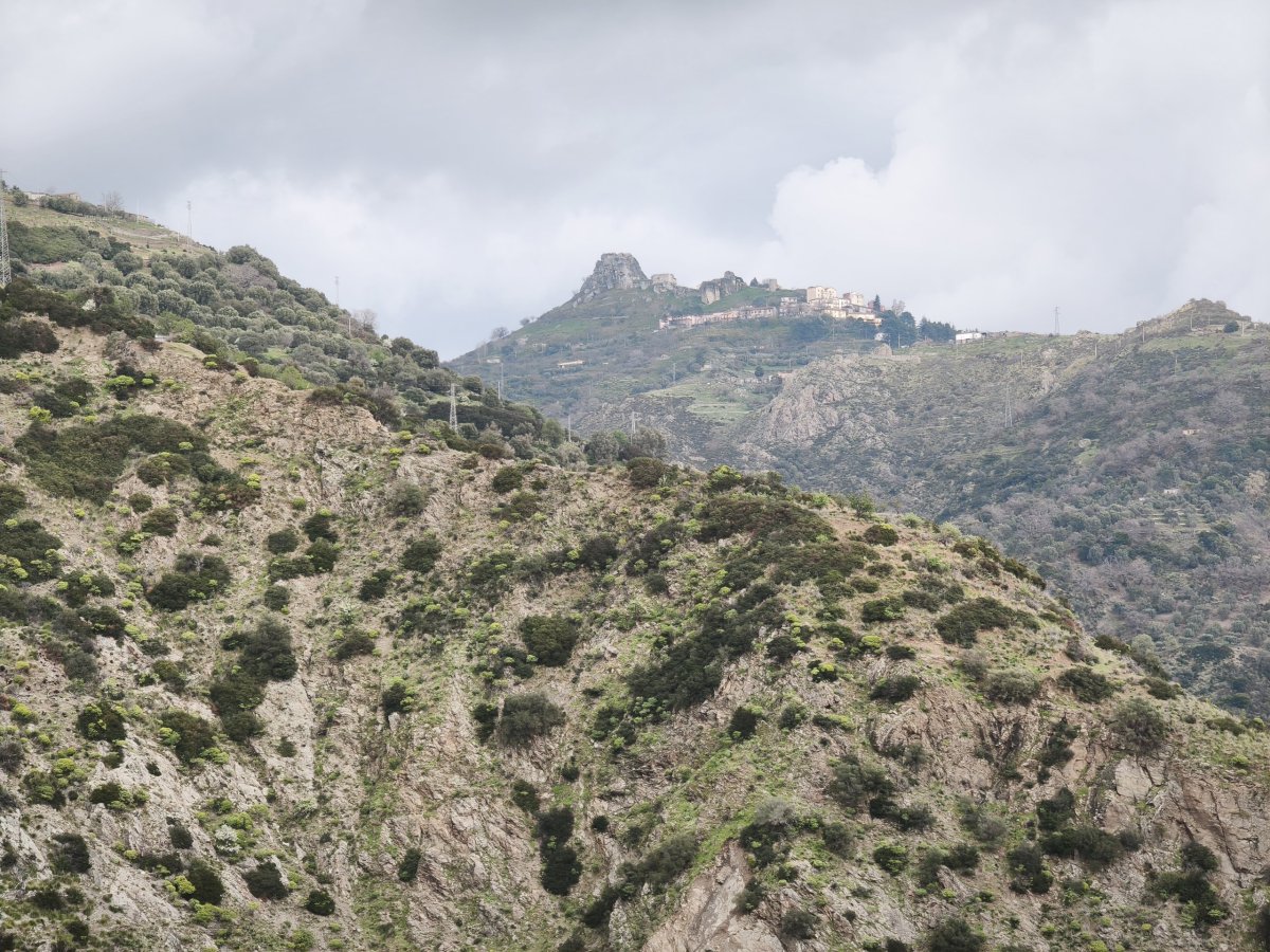 Vesnice Bova z dálky