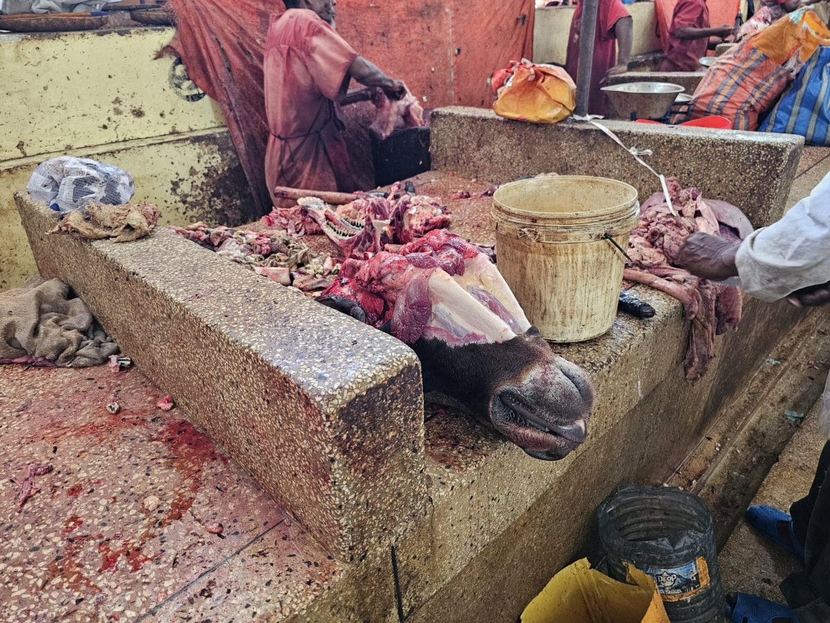 Trh s masem v centrální budově tržnice