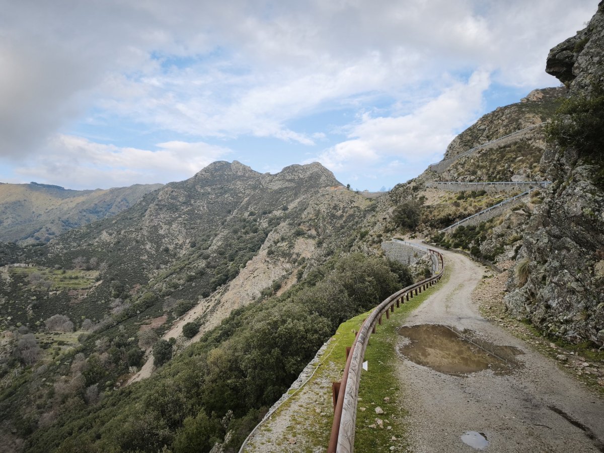 Prudké stoupání silnice