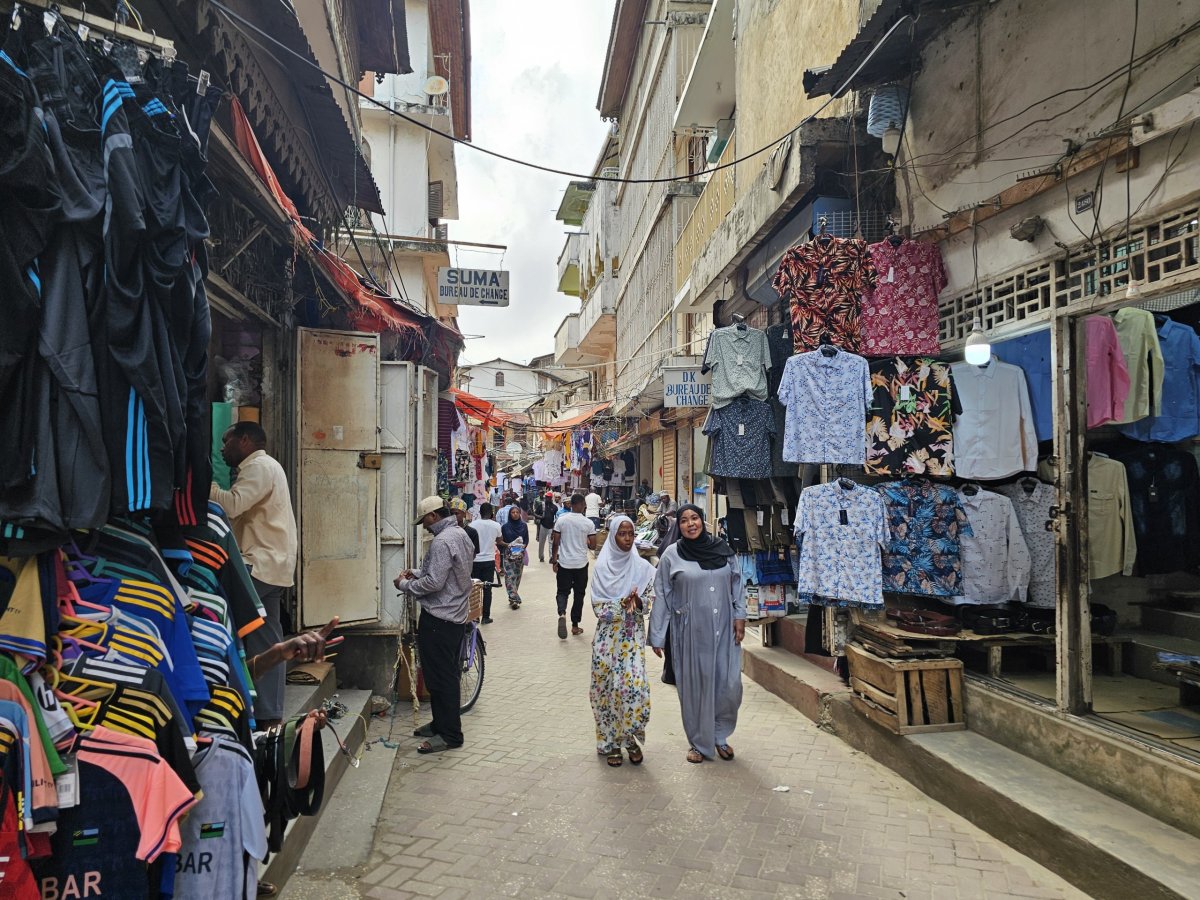 Darajani Souk, prodej oblečení