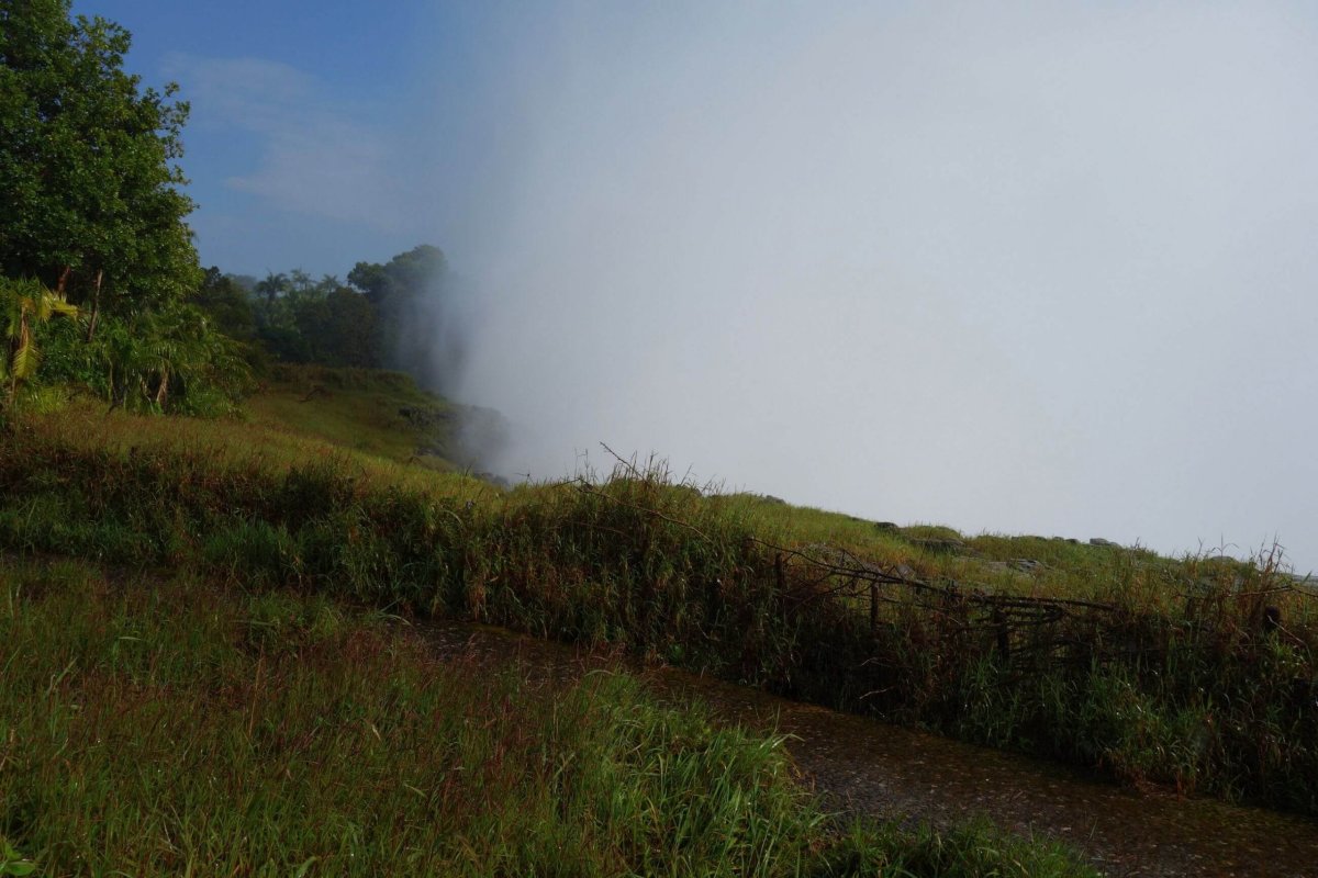 Mohutný mrak páry dopoledne zahaluje větší část Viktoriiných vodopádů.