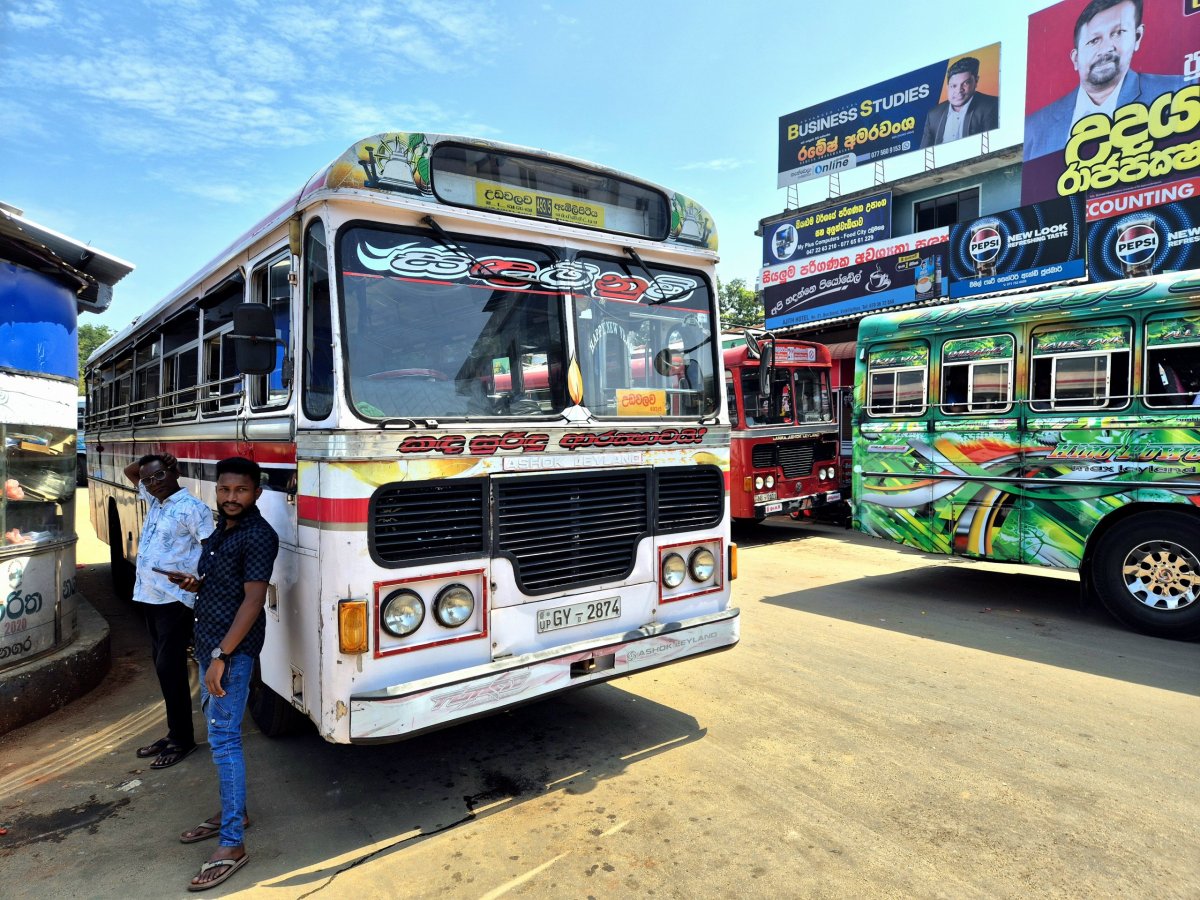 V popředí vykutálený průvodčí