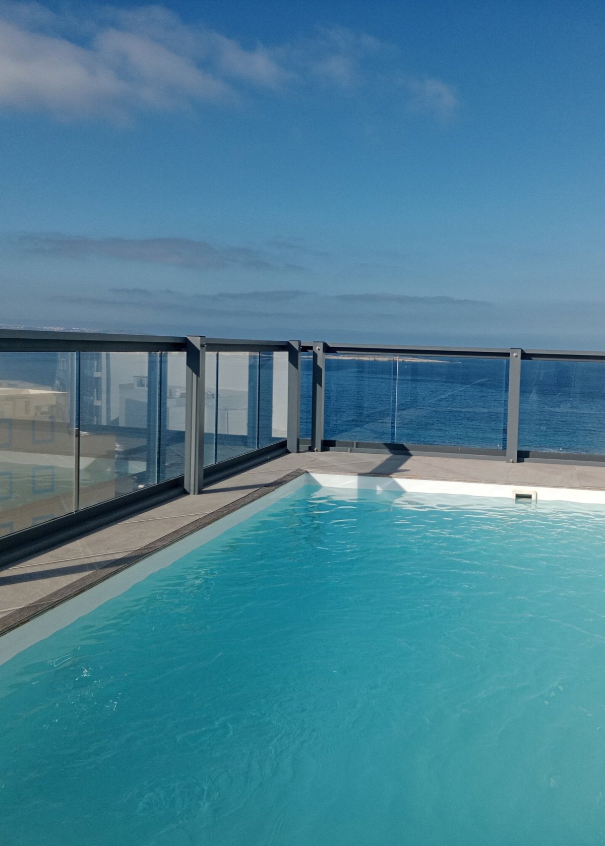 Hotelový bazén s výhledem na moře 