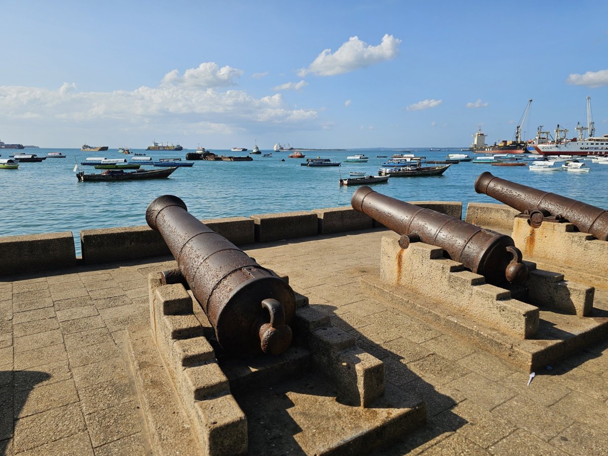 Historická děla na promenádě Forodhani