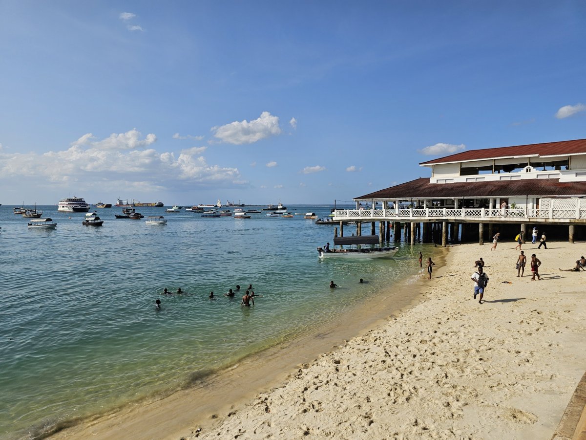 Pláž a restaurace u promenády Forodhani