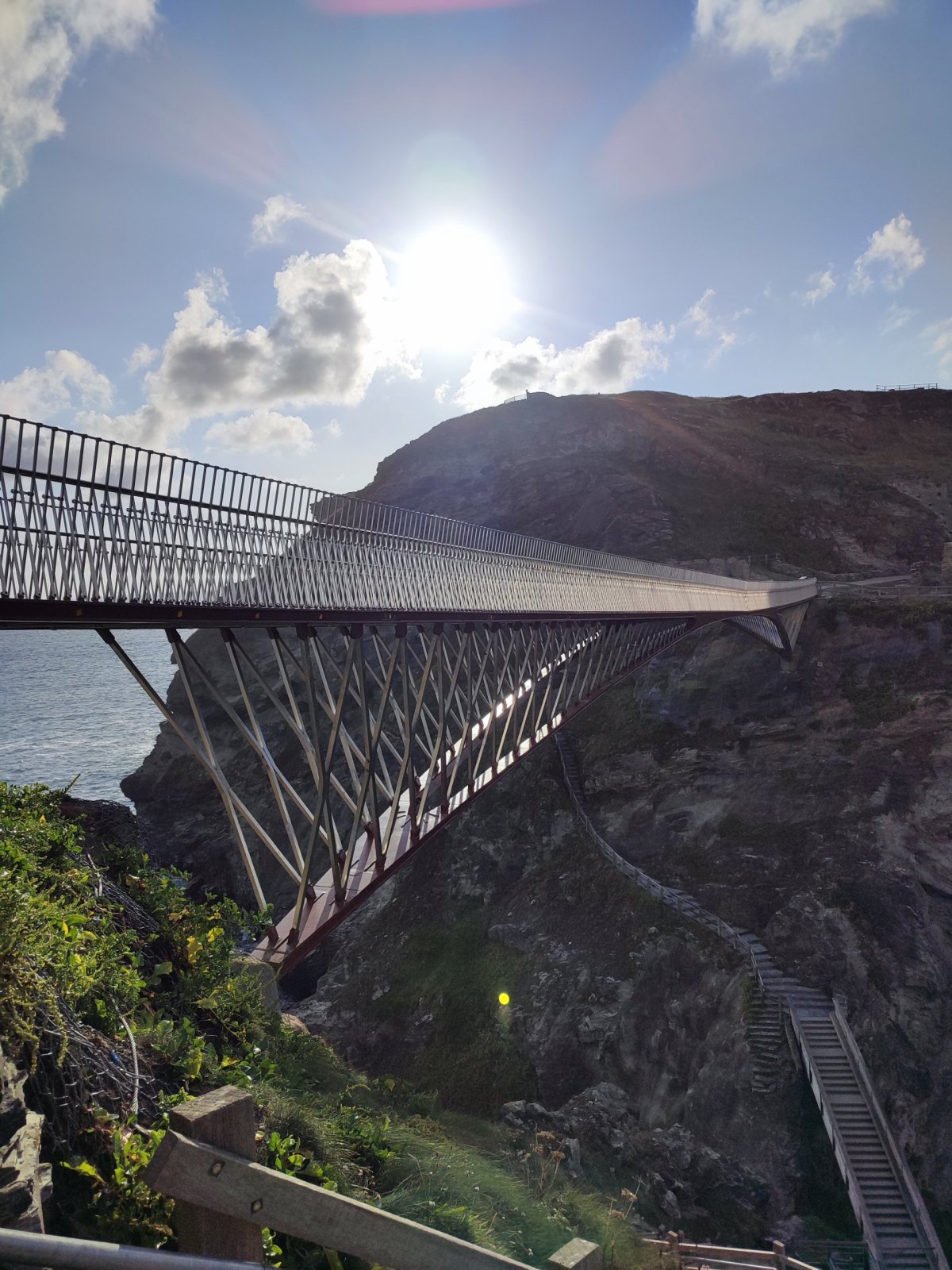 Most spojující pevninu s ostrovem