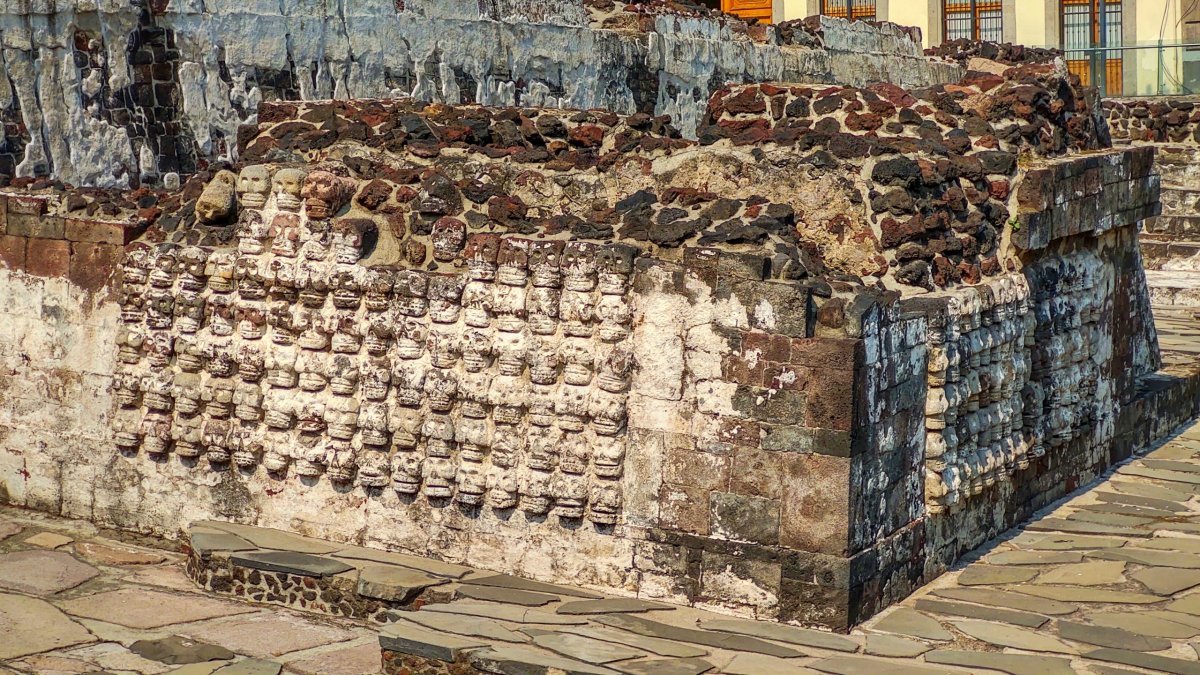 Tzompantli - stavba, jejíž stěny tvoří lebky zajatců a nepřátel