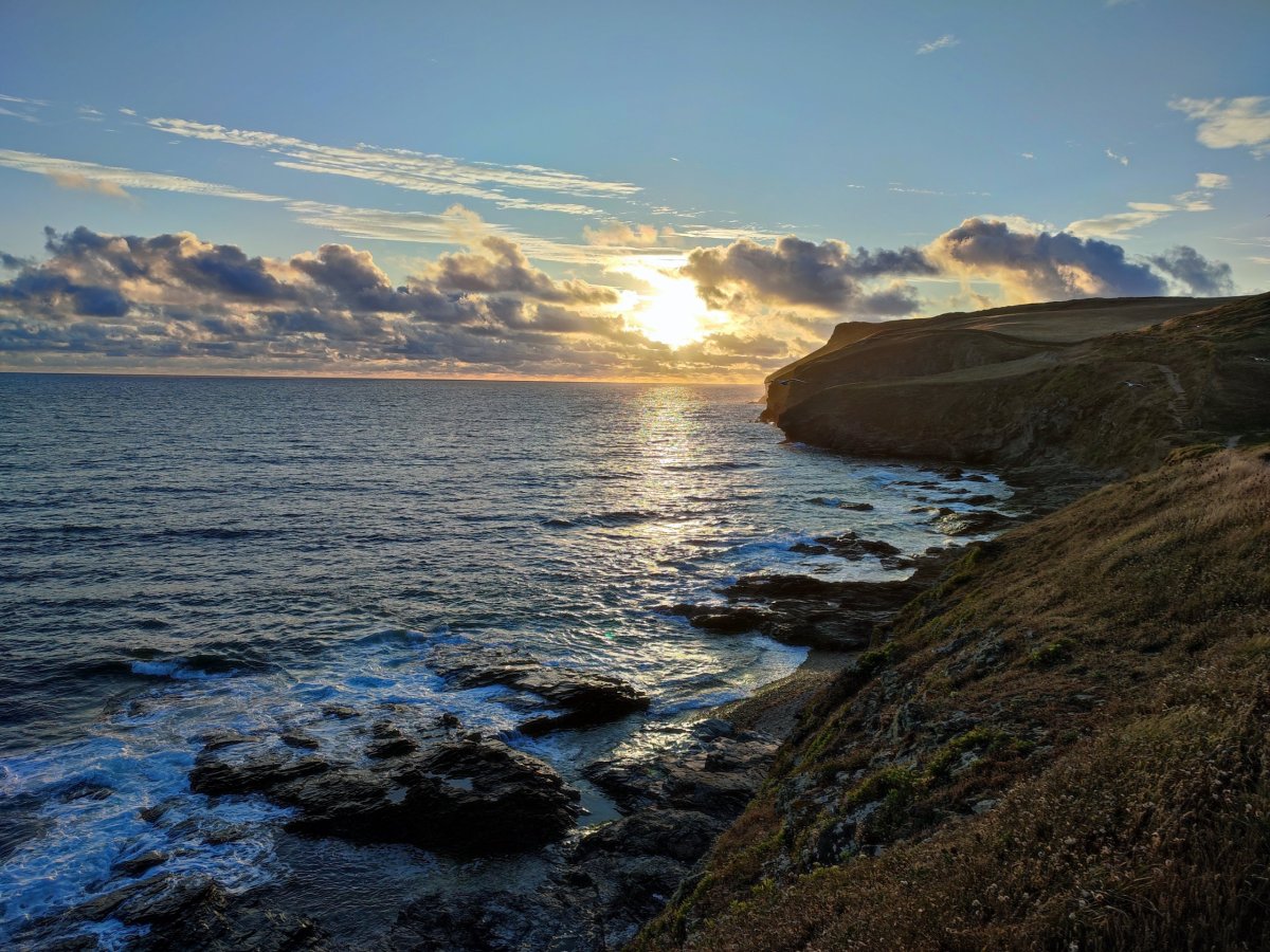 a západ slunce na opačné straně moře
