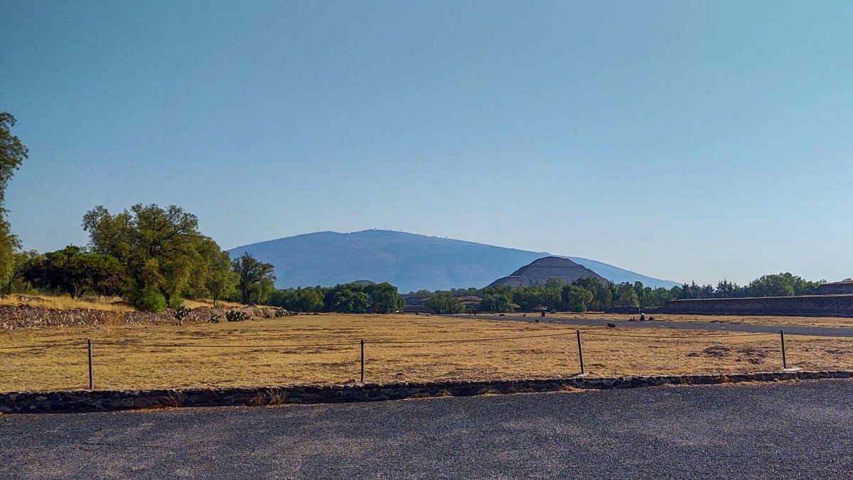 Vstup do areálu - vpravo větší pyramida slunce, vlevo vzadu menší pyramida měsíce