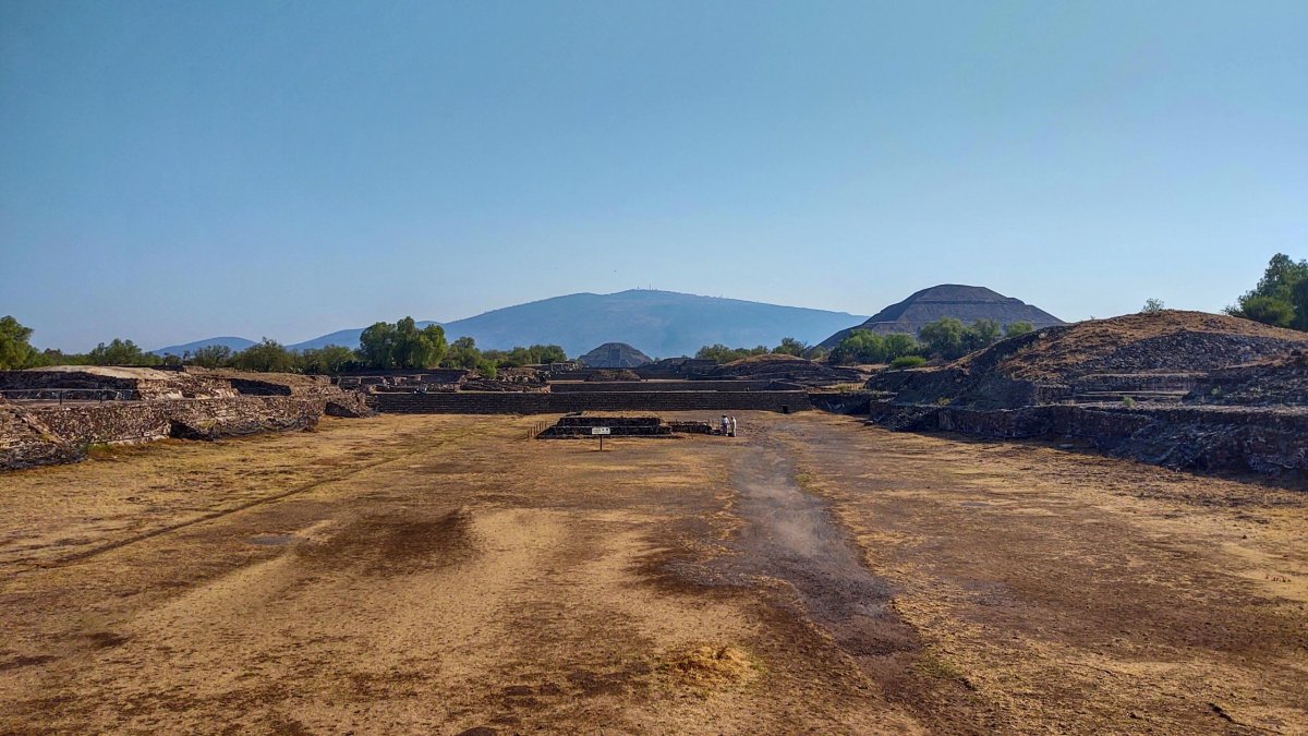 Cestou od vstupu do areálu