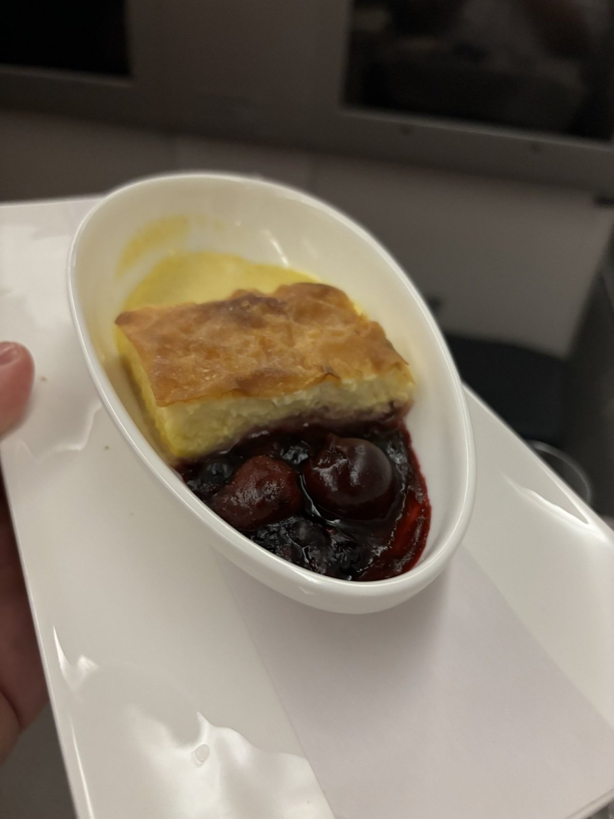 Sladký závin s tvarohem, višněmi a vanilkovou omáčkou