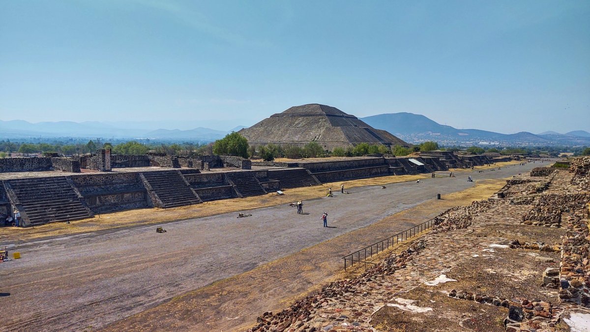 Výhled na pyramidu slunce