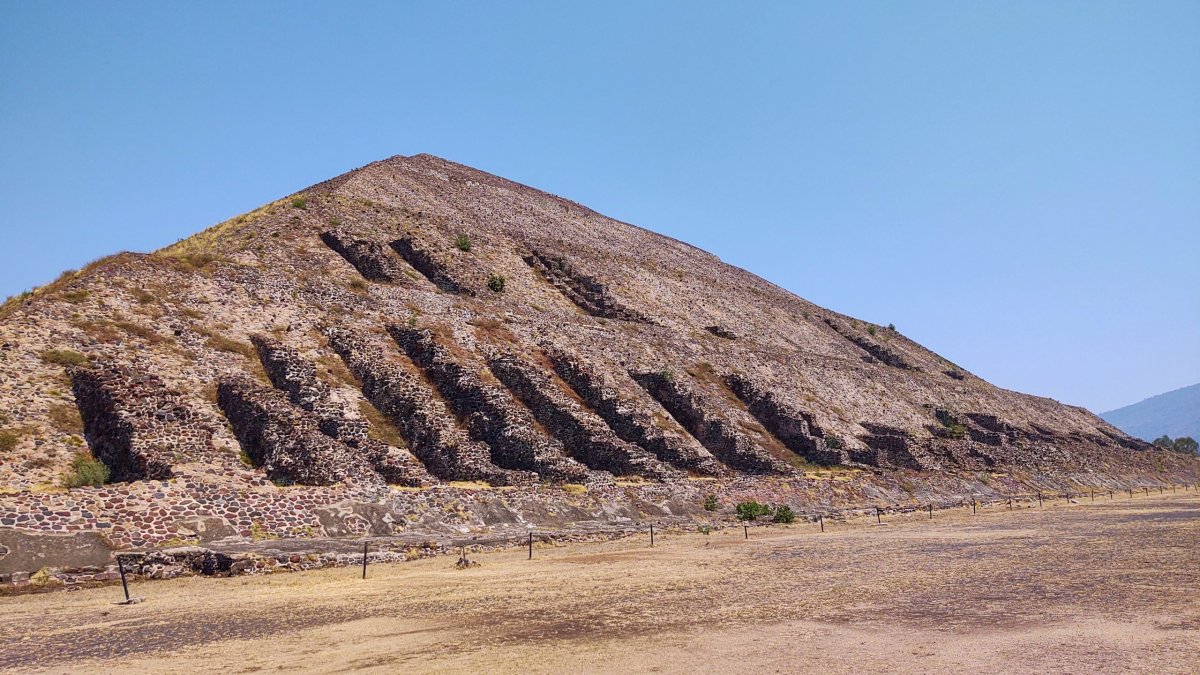 Pyramida slunce z jihovýchodu