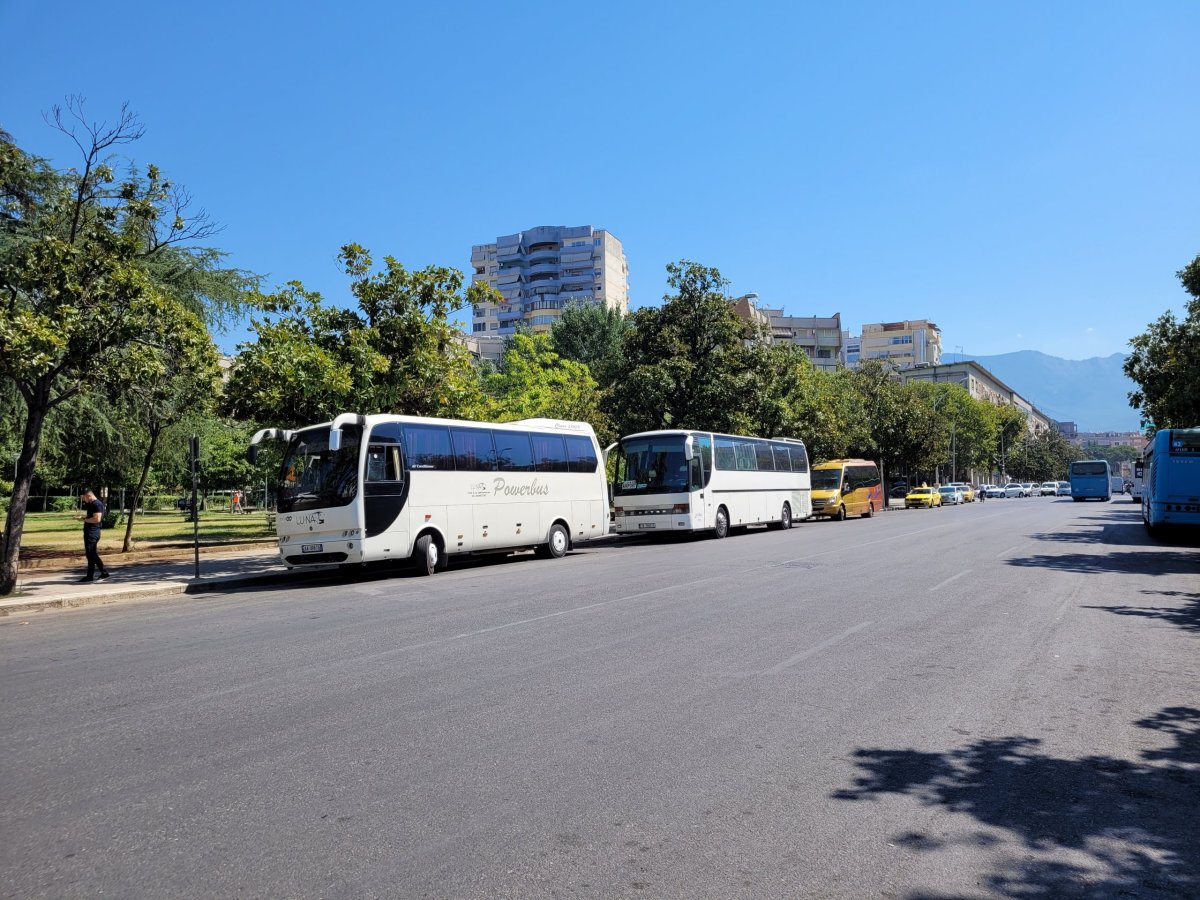 Autobusy na letiště na východní straně náměstí
