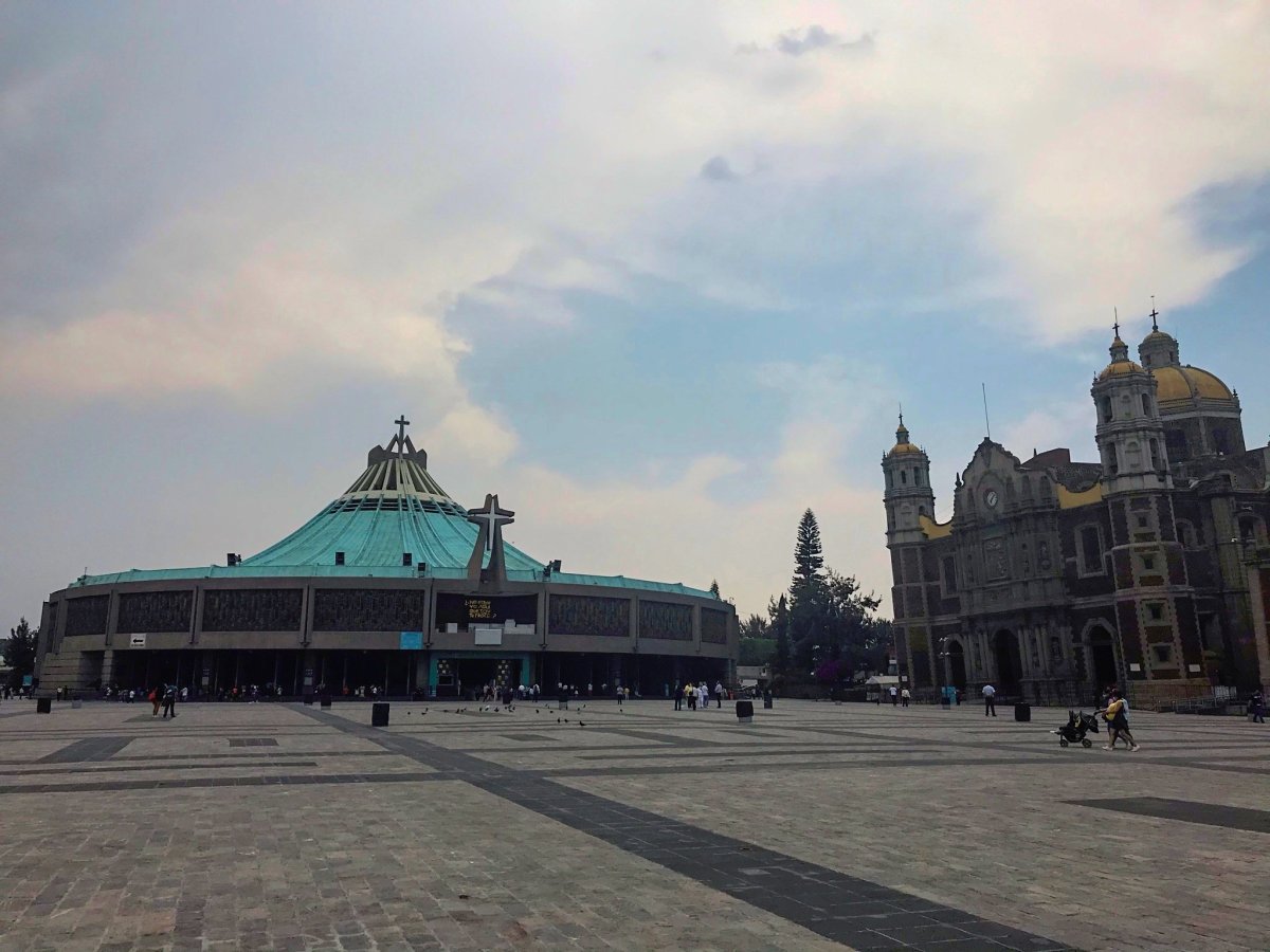 Náměstí Mariana, okolo kterého stojí všechny náboženské stavby