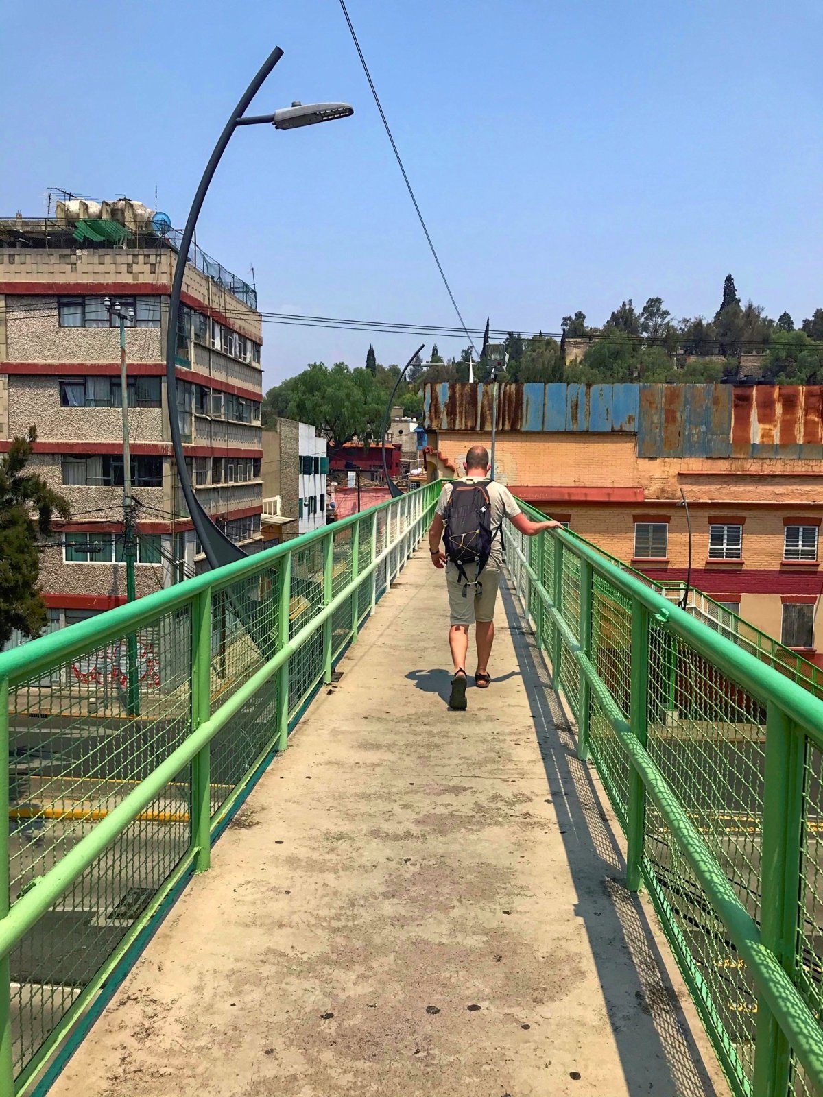 Jeden z mnoha úzkých, vysokých a nestabilních nadchodů v CDMX