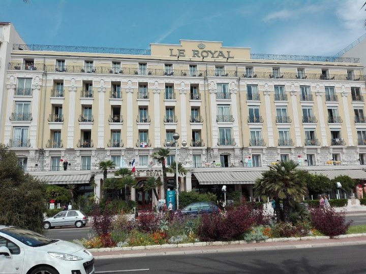 Hotel Le Royal na promenáde