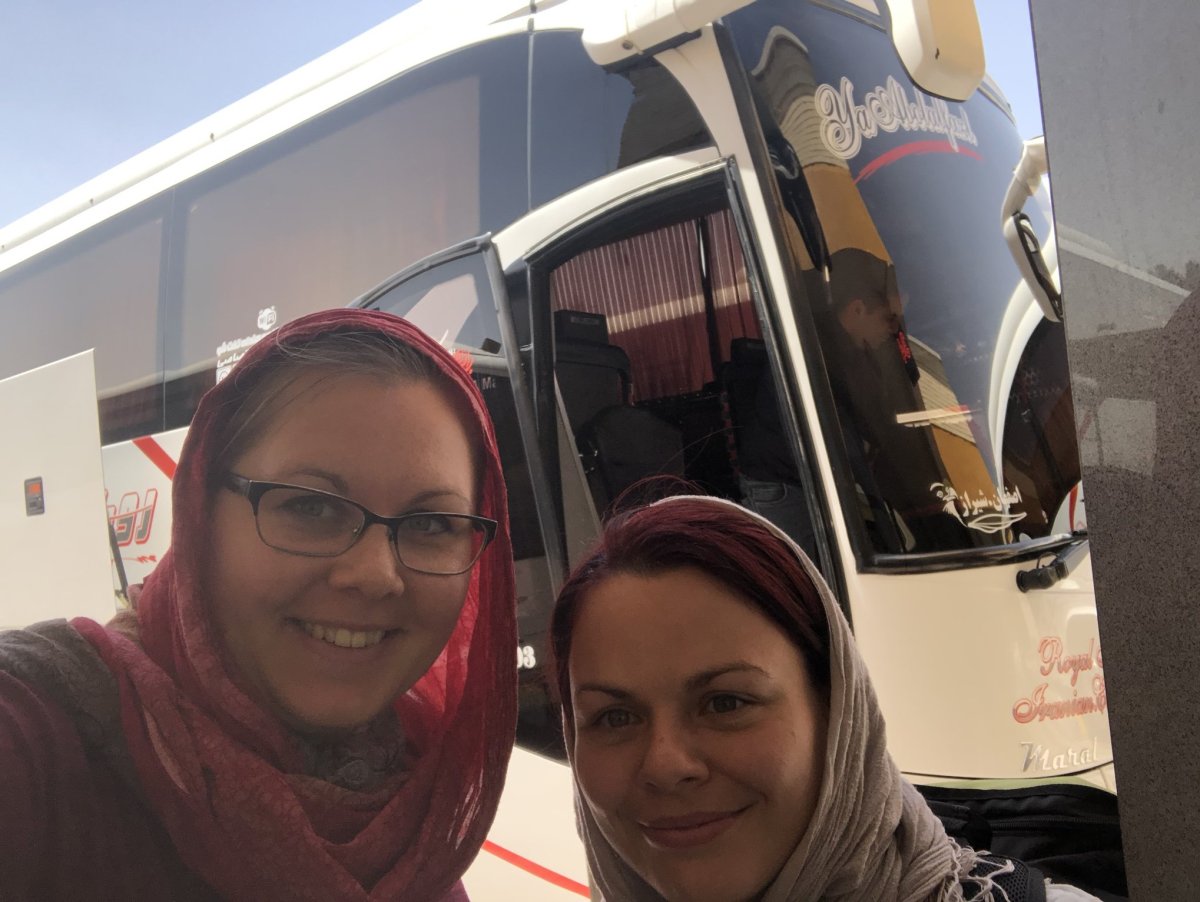 V Íránu jsme se dopravovaly těmihle luxusními autobusy s polohovatelnými sedačkami, svačinou i zastávkou na záchod. To vše asi z