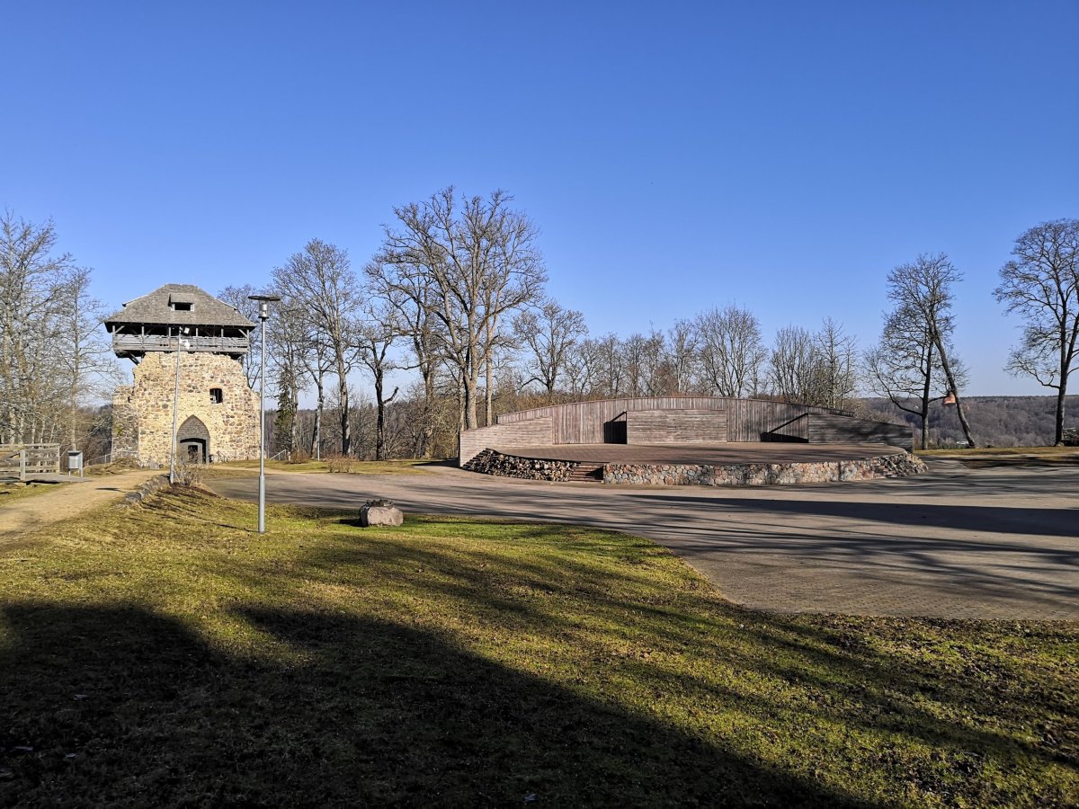 Venkovní jeviště a věž