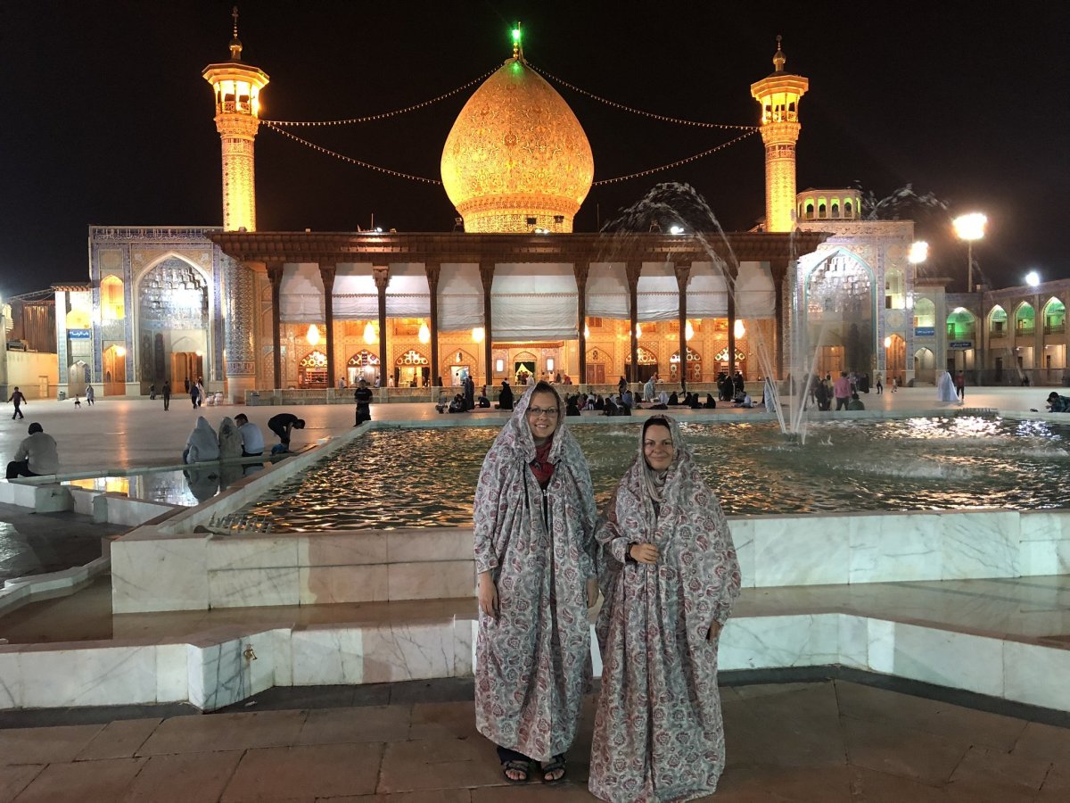 Nádherný a obrovský posvátný komplex Shah-e-Cheragh Holy Shrine a my v krásných pyžamech. Večer to tady má až magickou atmosféru