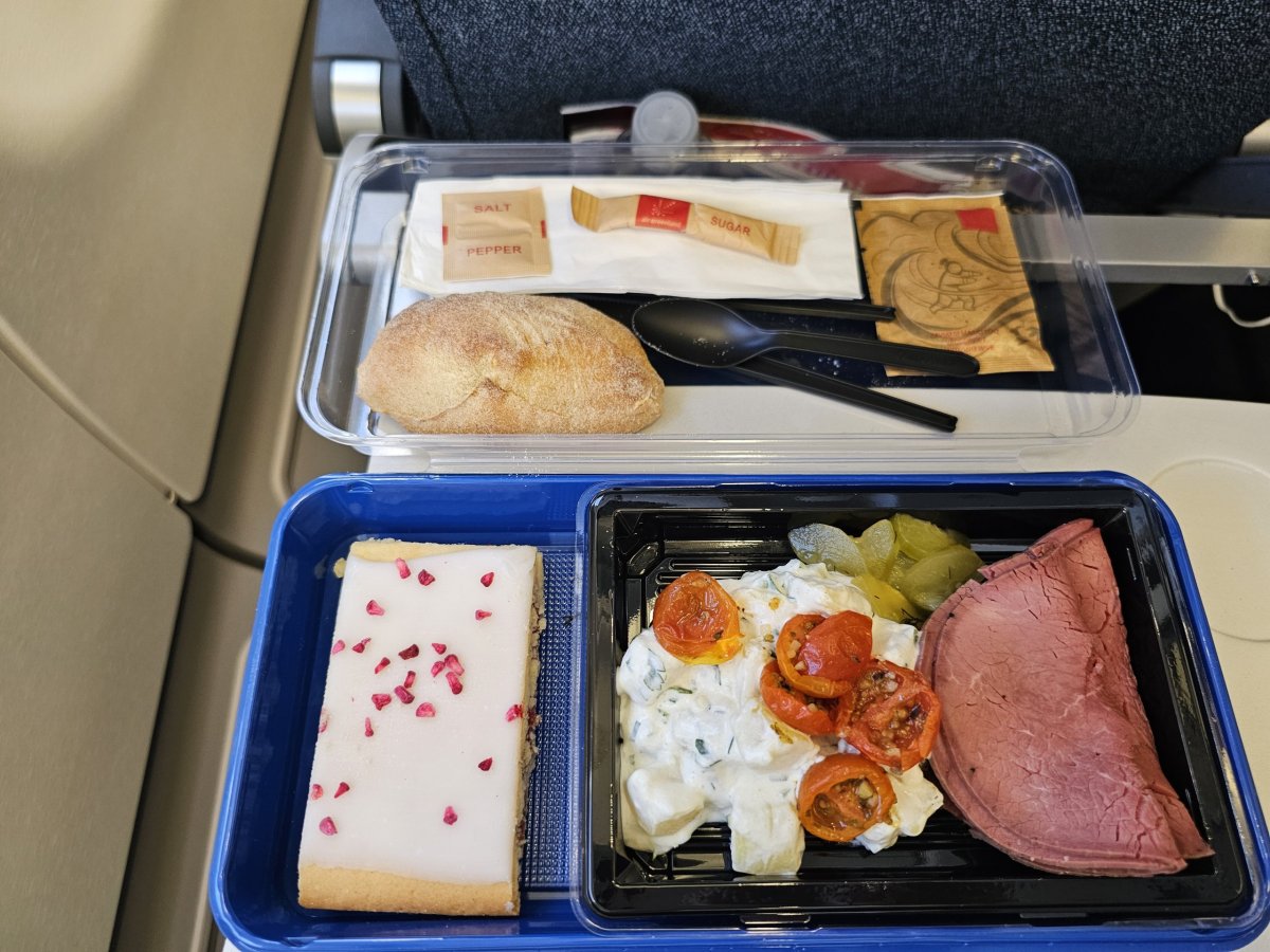 Hlavní jídlo, mezinárodní let Nuuk-Kodaň