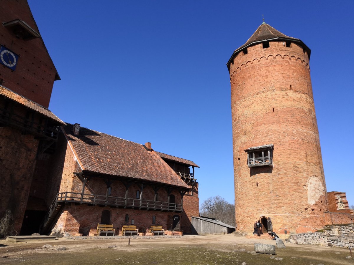 Nádvoří s věží a obytnou budovou