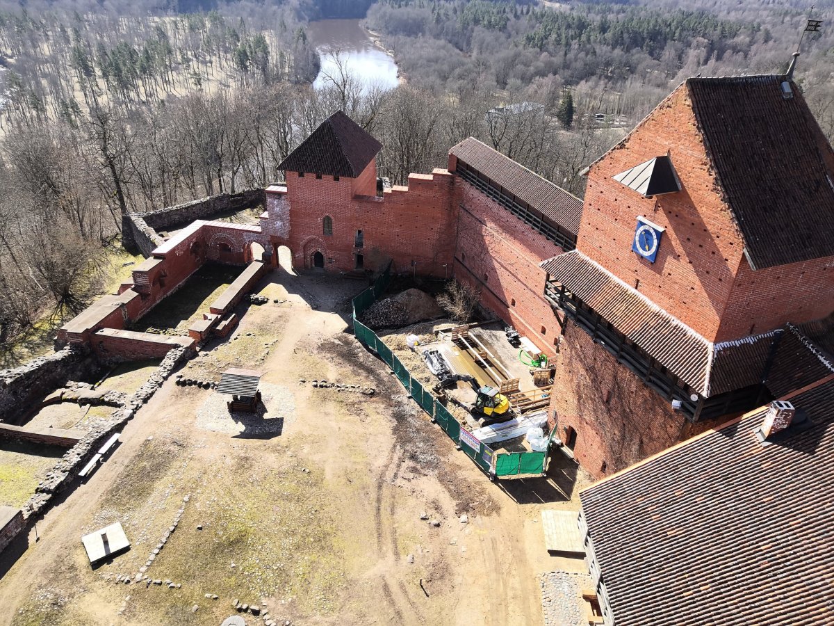 Výhled z věže na nádvoří