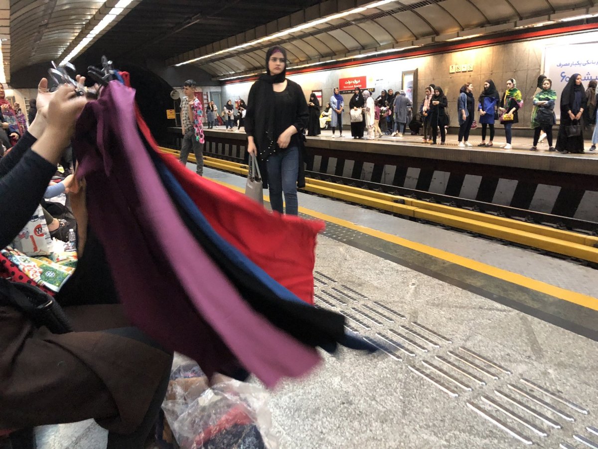 Ženy čekající na metro ma vyhrazeném místě.