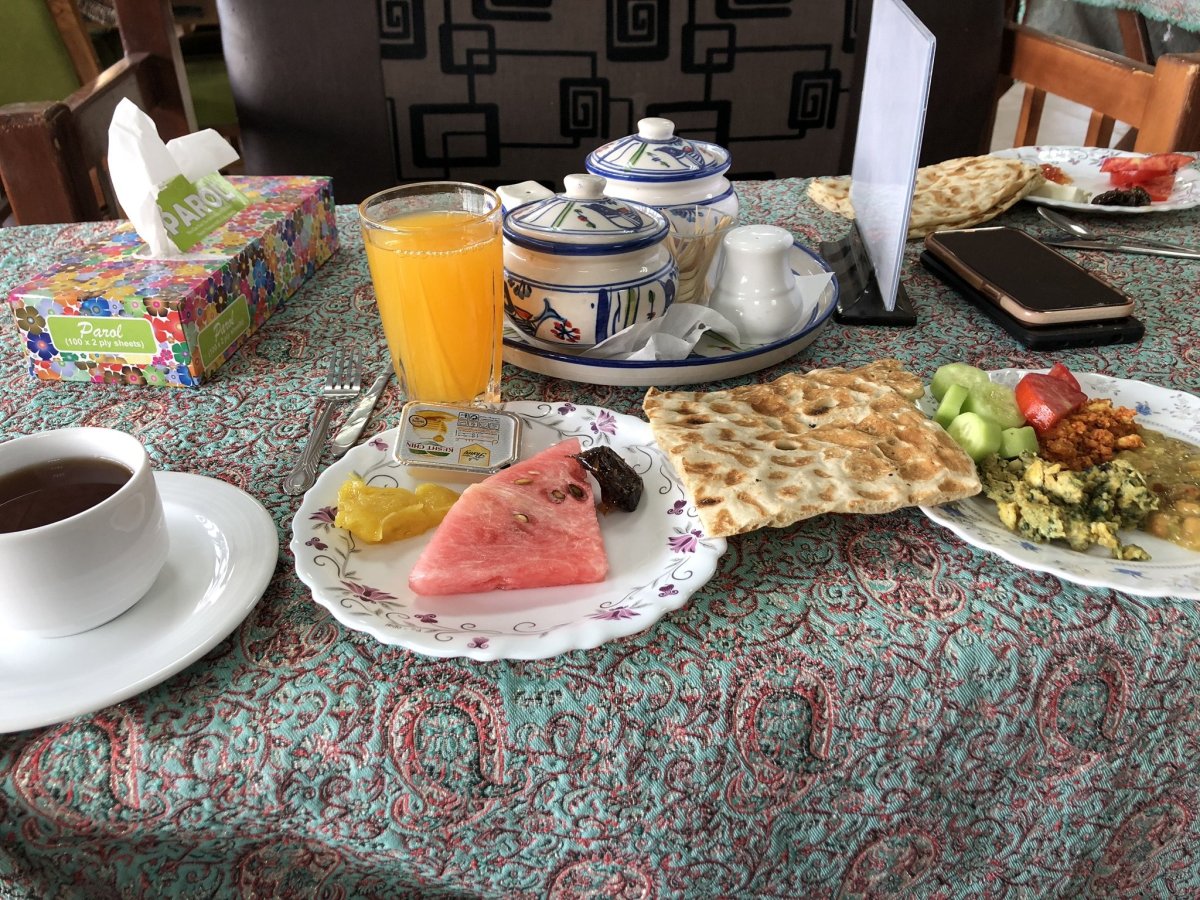 Část naší snídaně v Niayesh Hostelu.