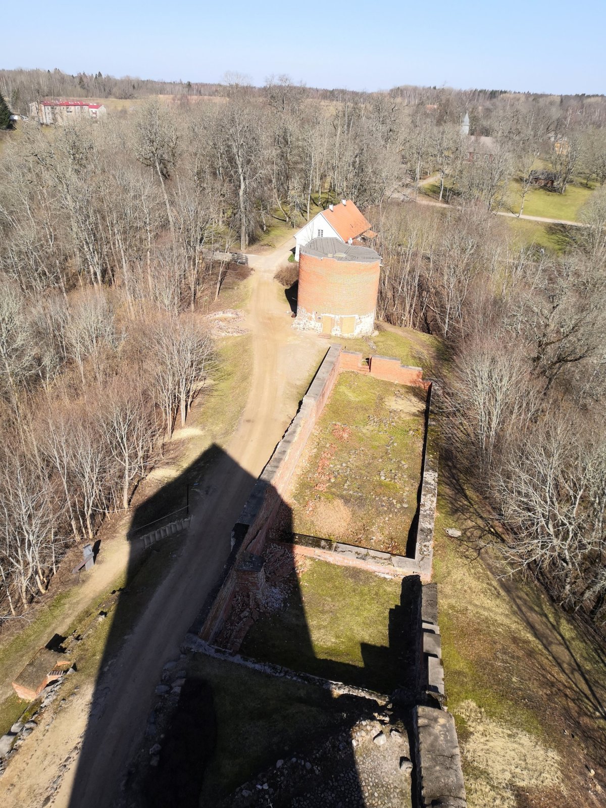 Výhled z věže na vstup