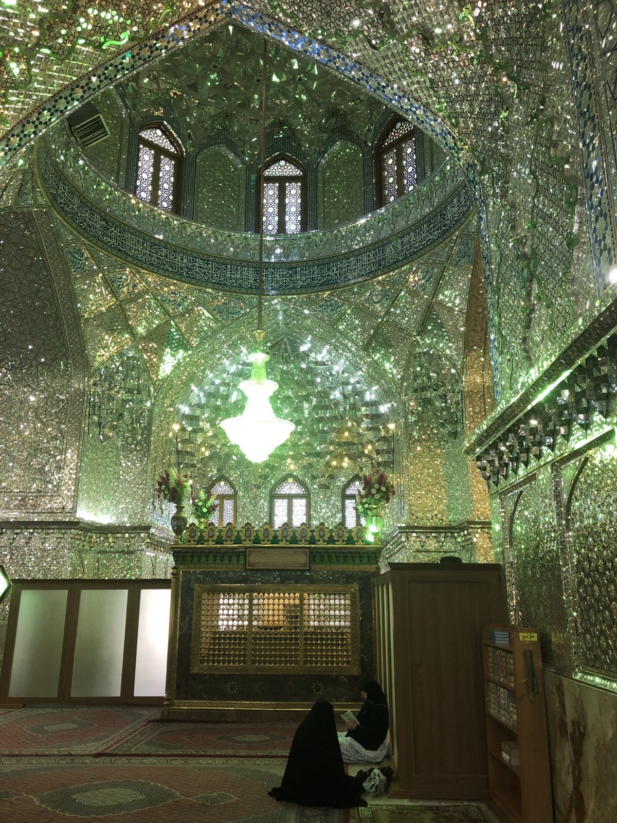 Vnitřek svatyně Ali Ibn Hanzeh.
