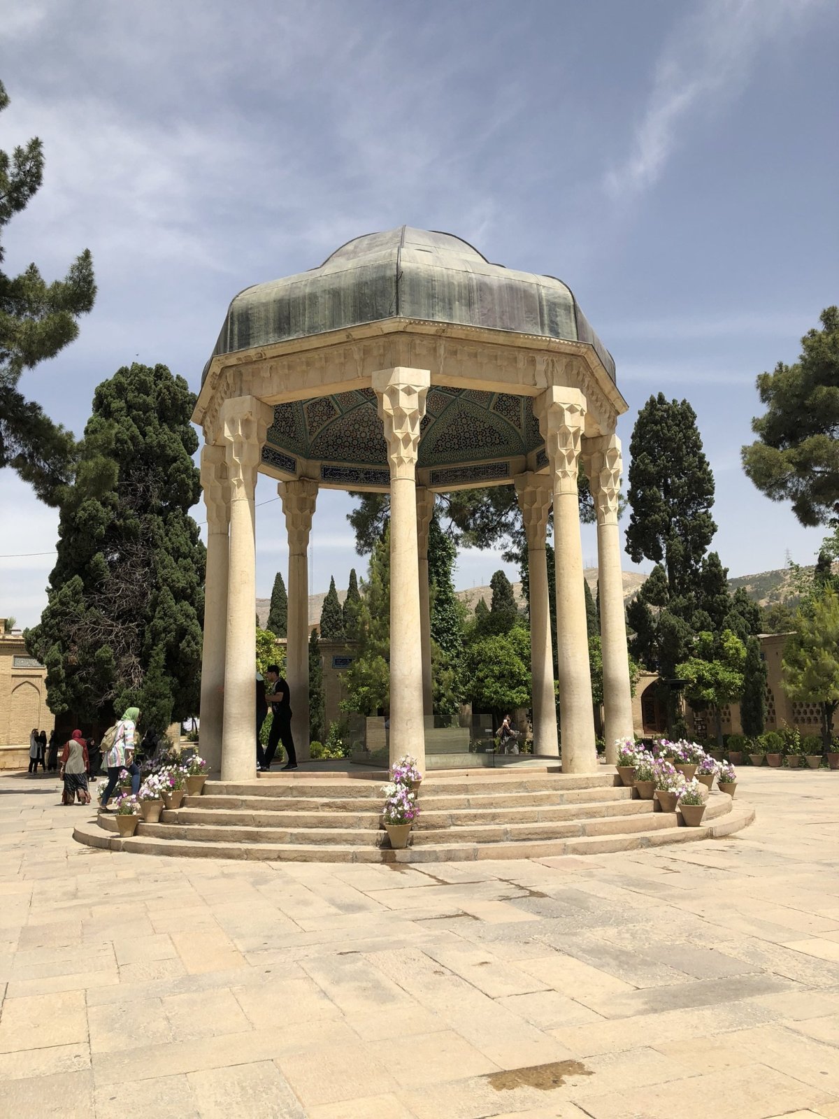 Hrobka básníka Hafeze. Jeho náhrobní kámen je uprostřed výklenku. Íránci na něj často pokládají květiny.