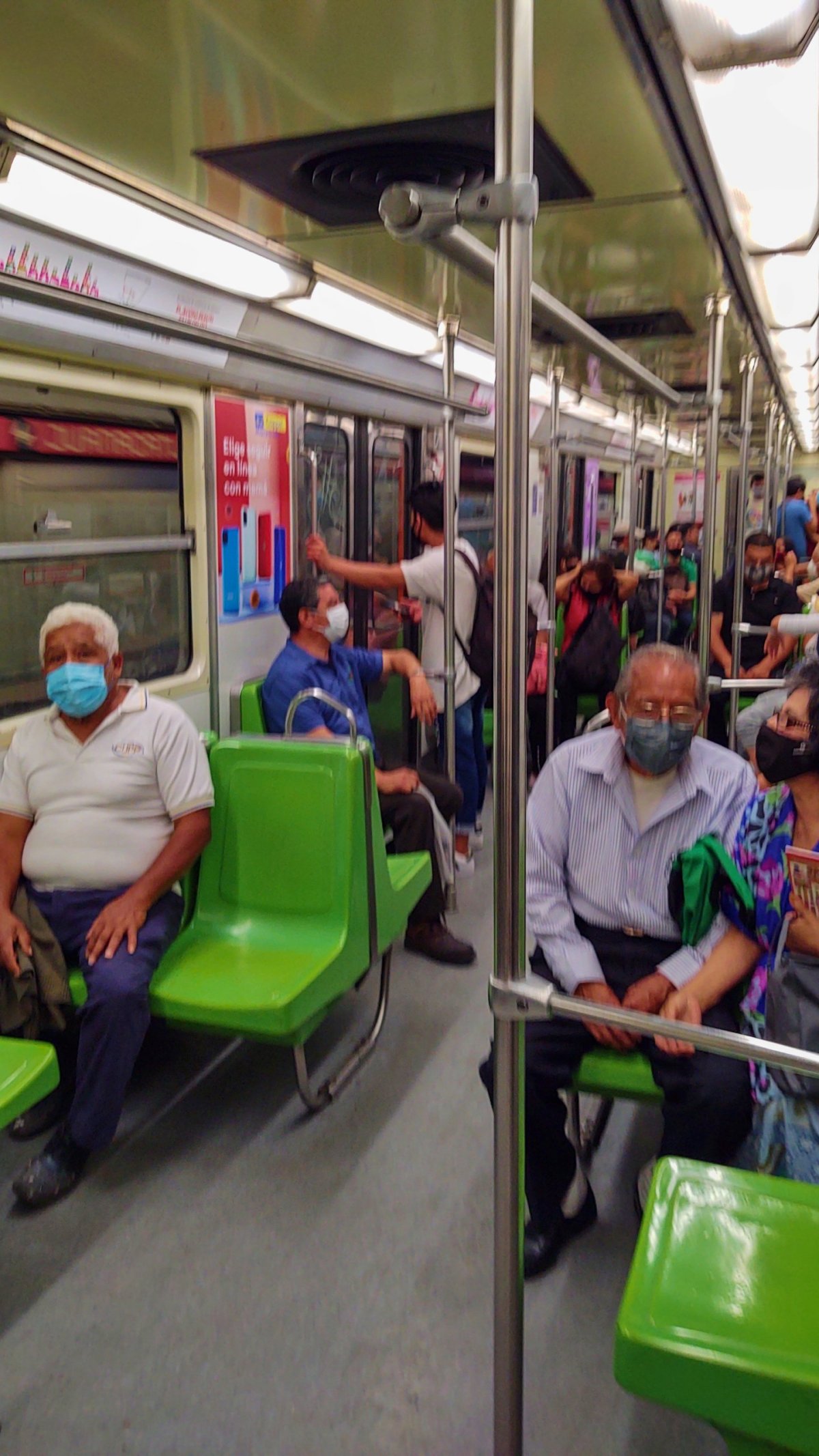 S nošením roušek či respirátorů v metru moc lidí problém nemělo