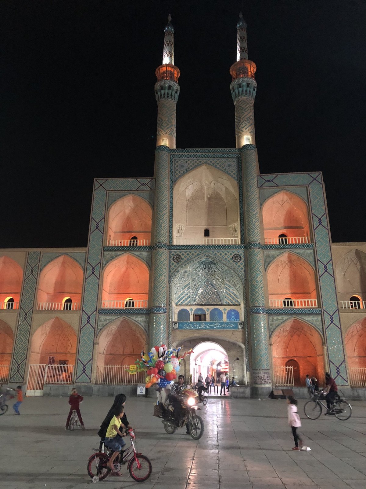 Na hlavním náměstí v Jazdu, náměstí Amira Chakhmaqa, to žije i o půl dvanácté v noci.