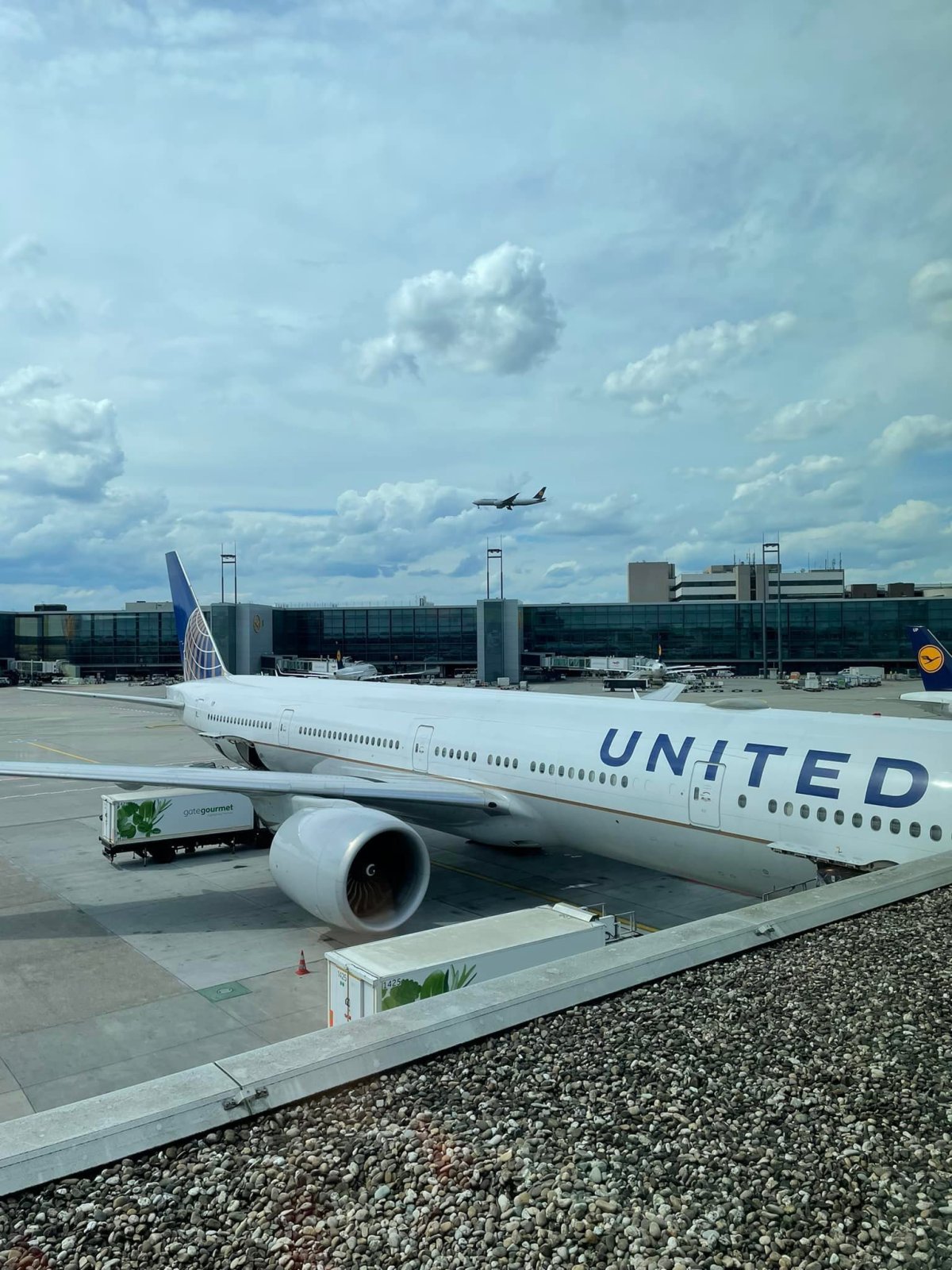 United 777-300er směr SF