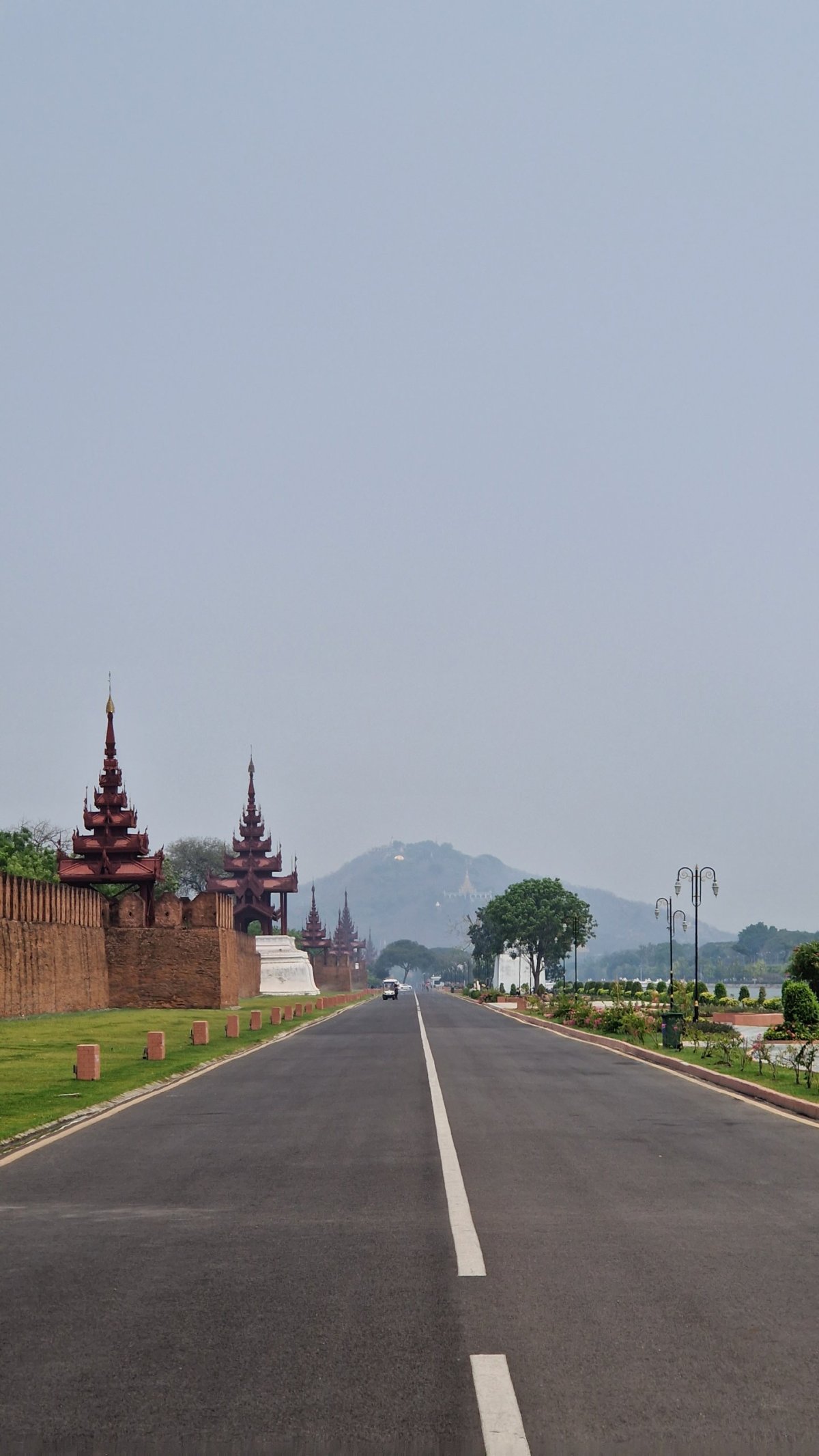 V levé části opevnění Mandalay Palace, v dálce Mandalay Hill