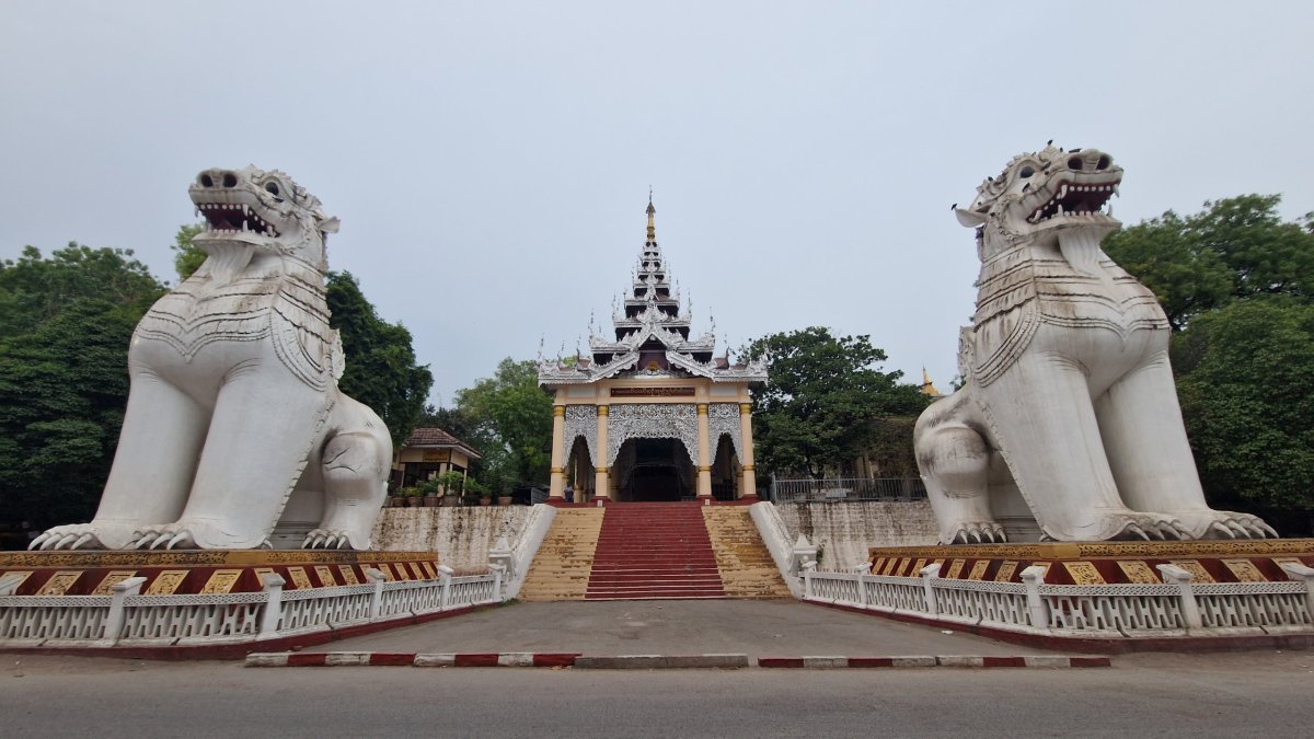 Vstupní brána do chrámu na úpatí Mandalay Hill