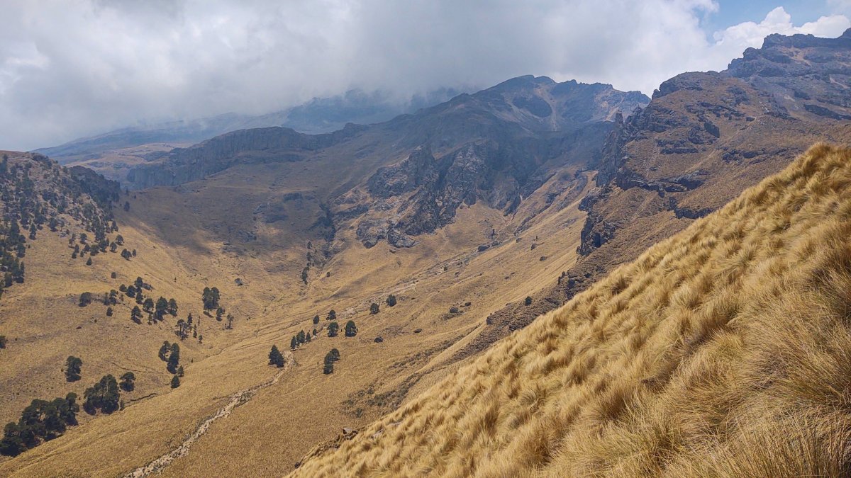 Vzadu v mracích je vrchol Iztaccihuatl