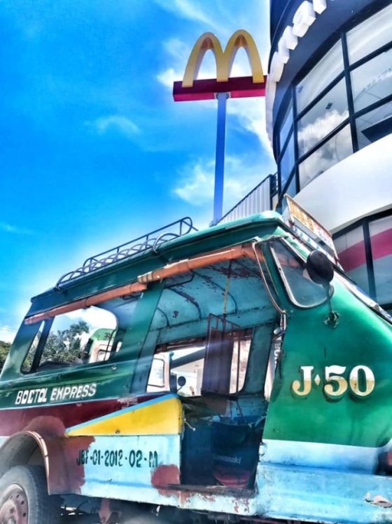 Americká ambasáda v Jagně nechybí...