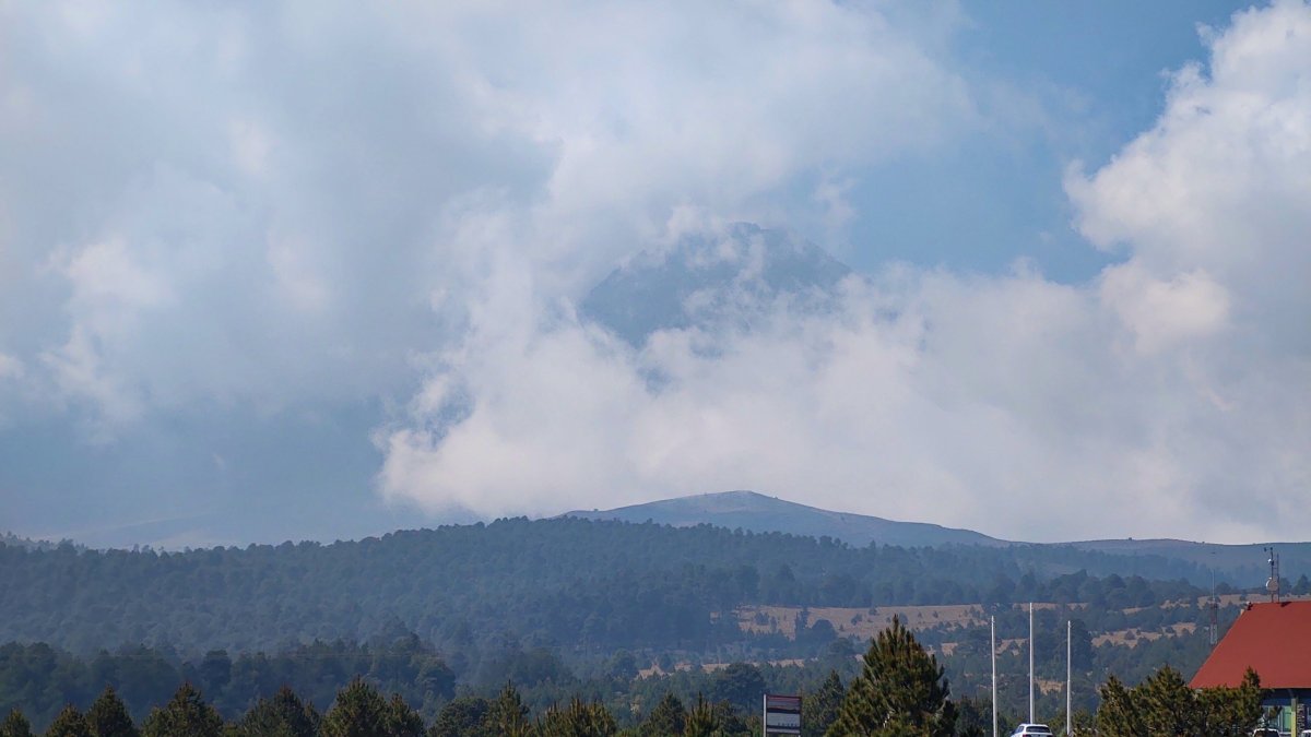 Sopka Popocatépetl konečně z části vystoupila z mraků 