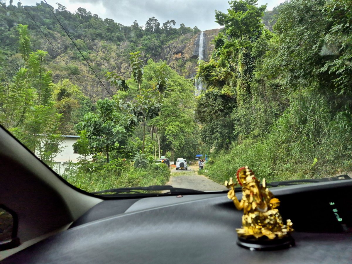 Cesta k Diyaluma Falls 
