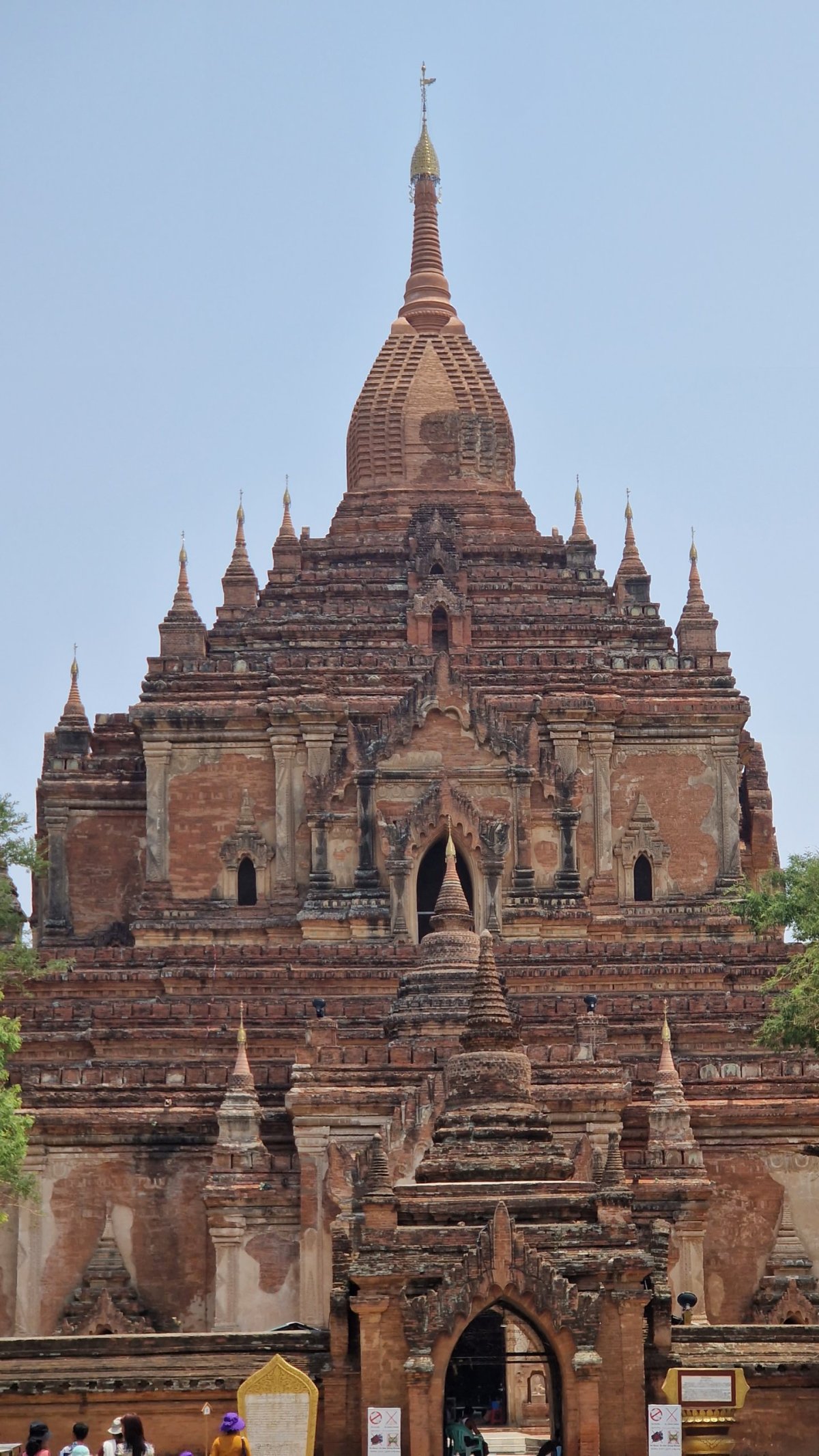 800 let starý Htilominlo Temple