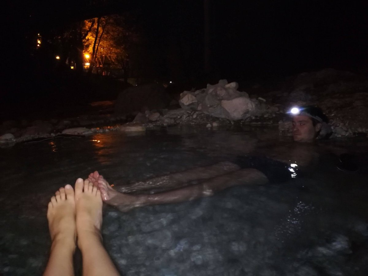 Přehrada z kamenů tu už byla, ale my si postavili ještě větší! Boží!