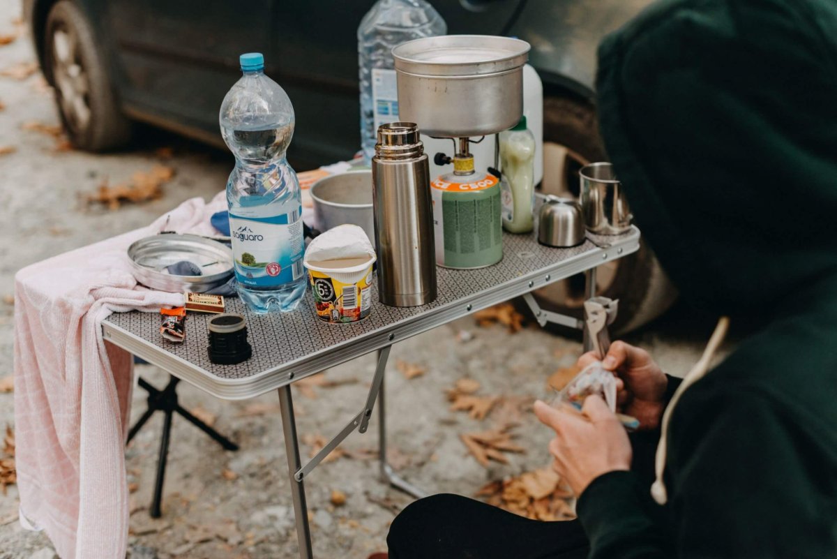 Kempování v plné polní.