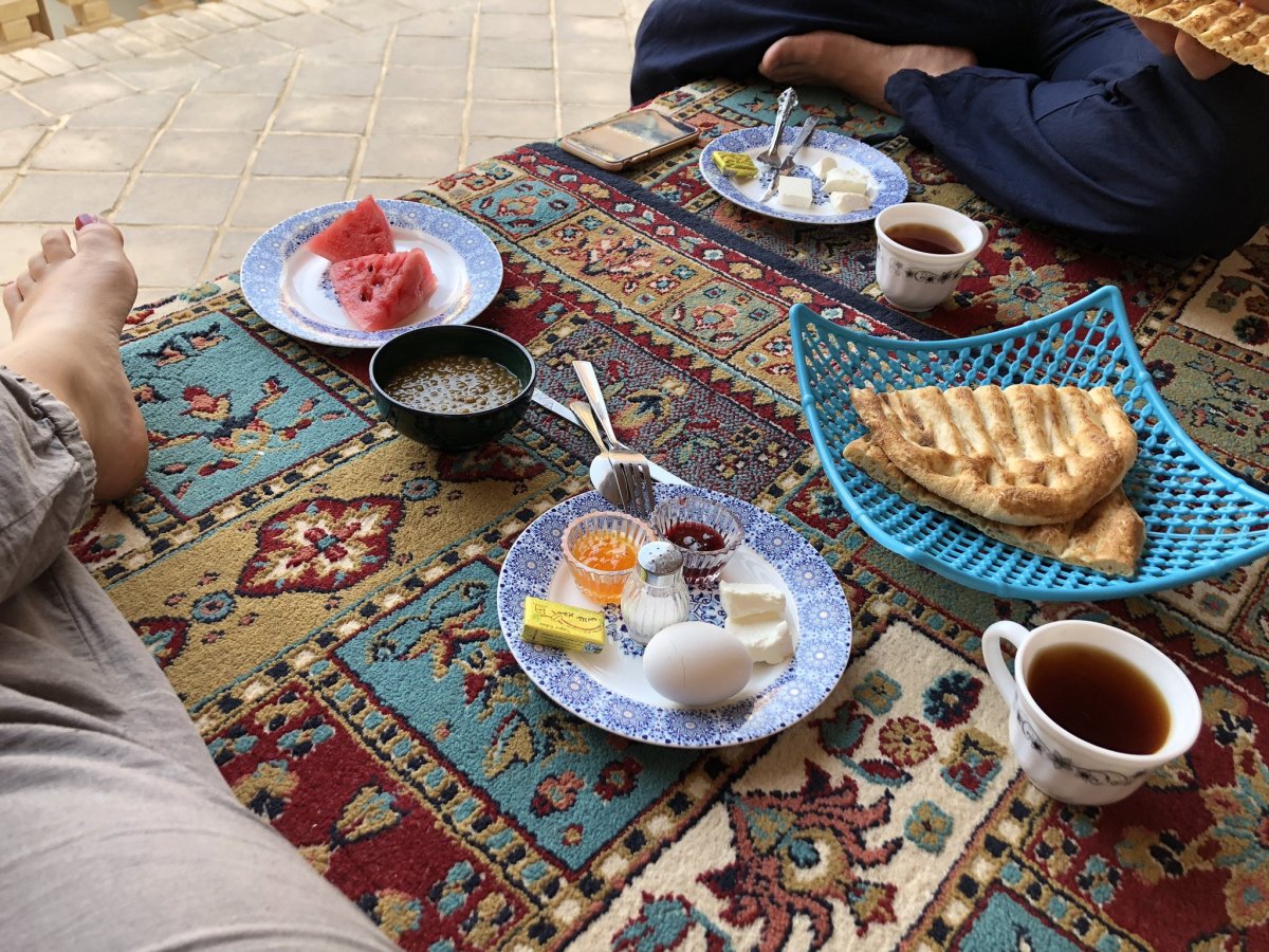 První chod snídaně v Sana Hostelu. A tady konečně vidíte, jak správně vypadá íránský chleba.