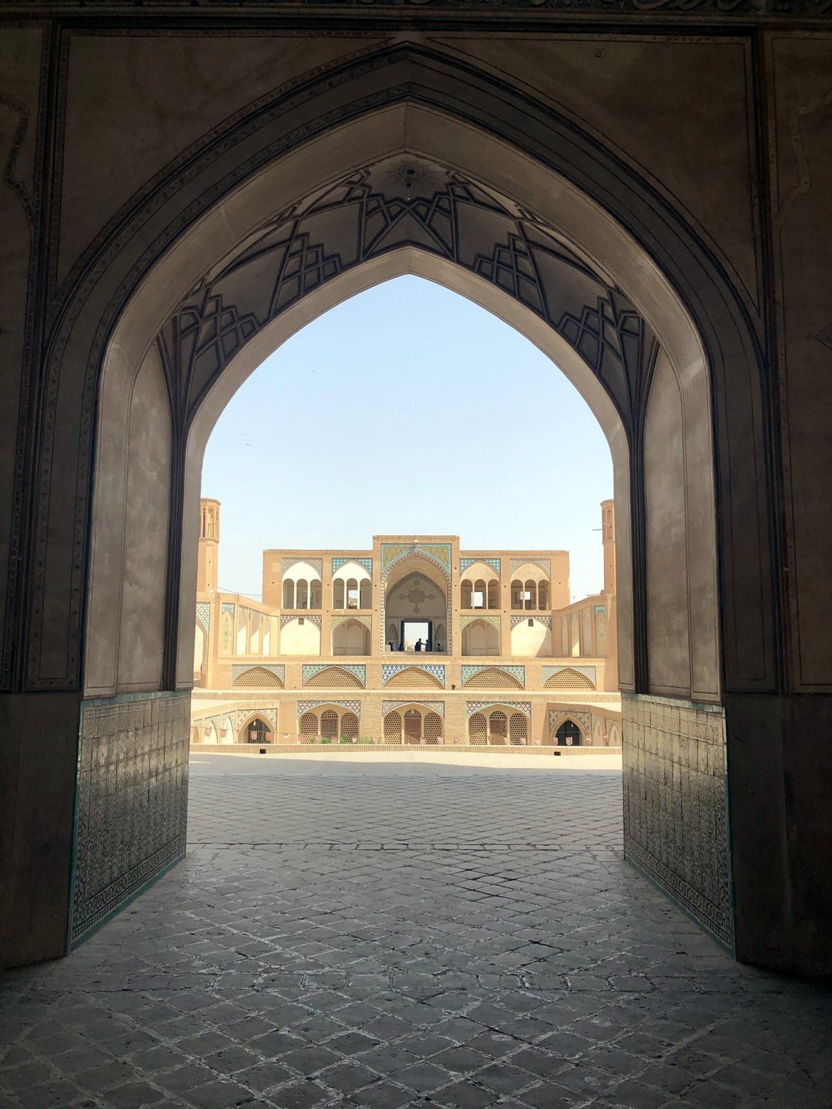 Pohled na vstup do mešity z její zadní části. Vnímejte tu symetrii.