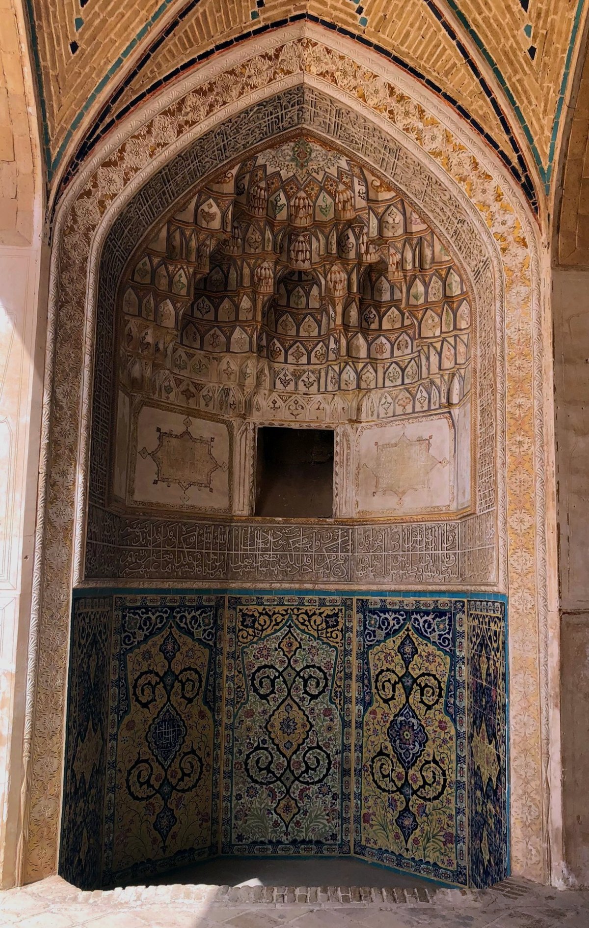 Výzdoba uvnitř mešity. Všechno je tu propracované do posledního detailu.